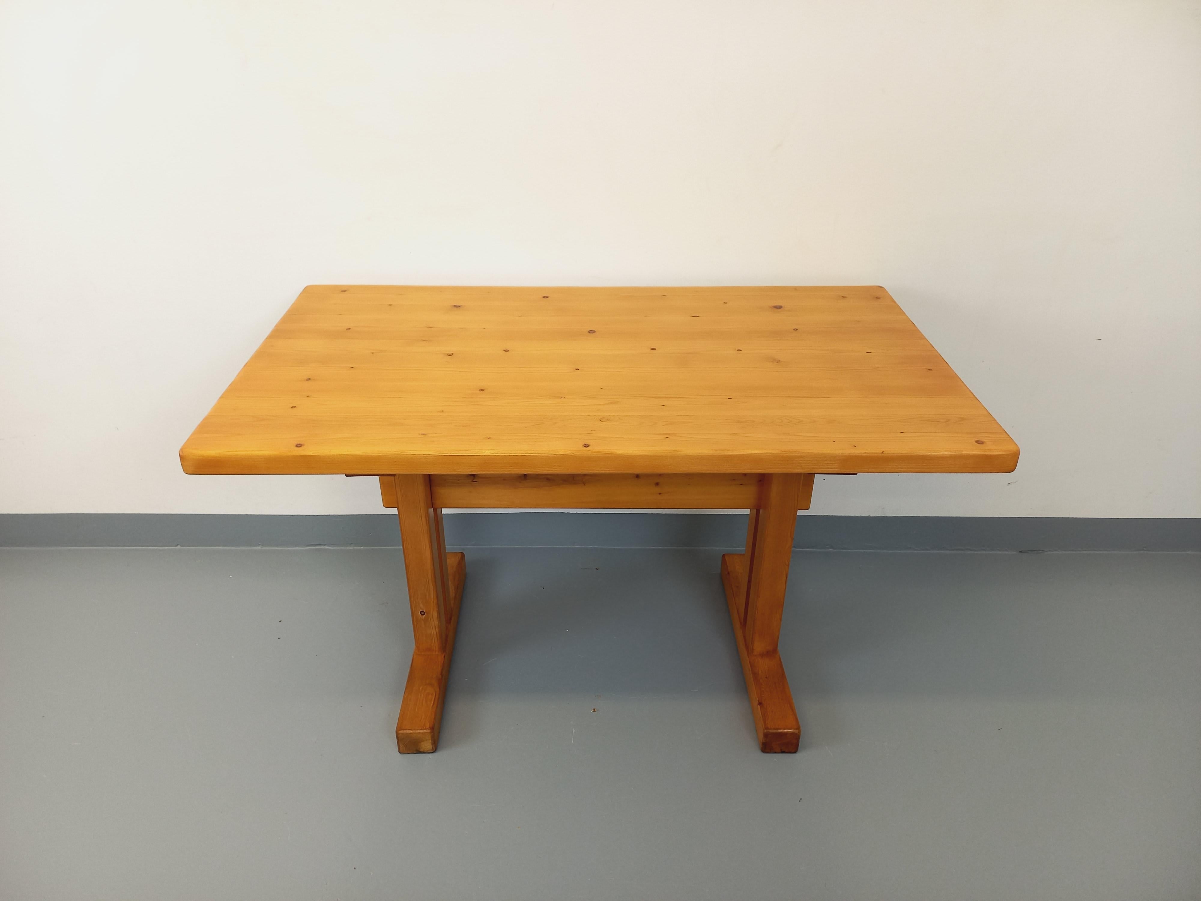Table à manger rectangulaire Charlotte Perriand Les Arcs vintage pin années 70 en vente 2