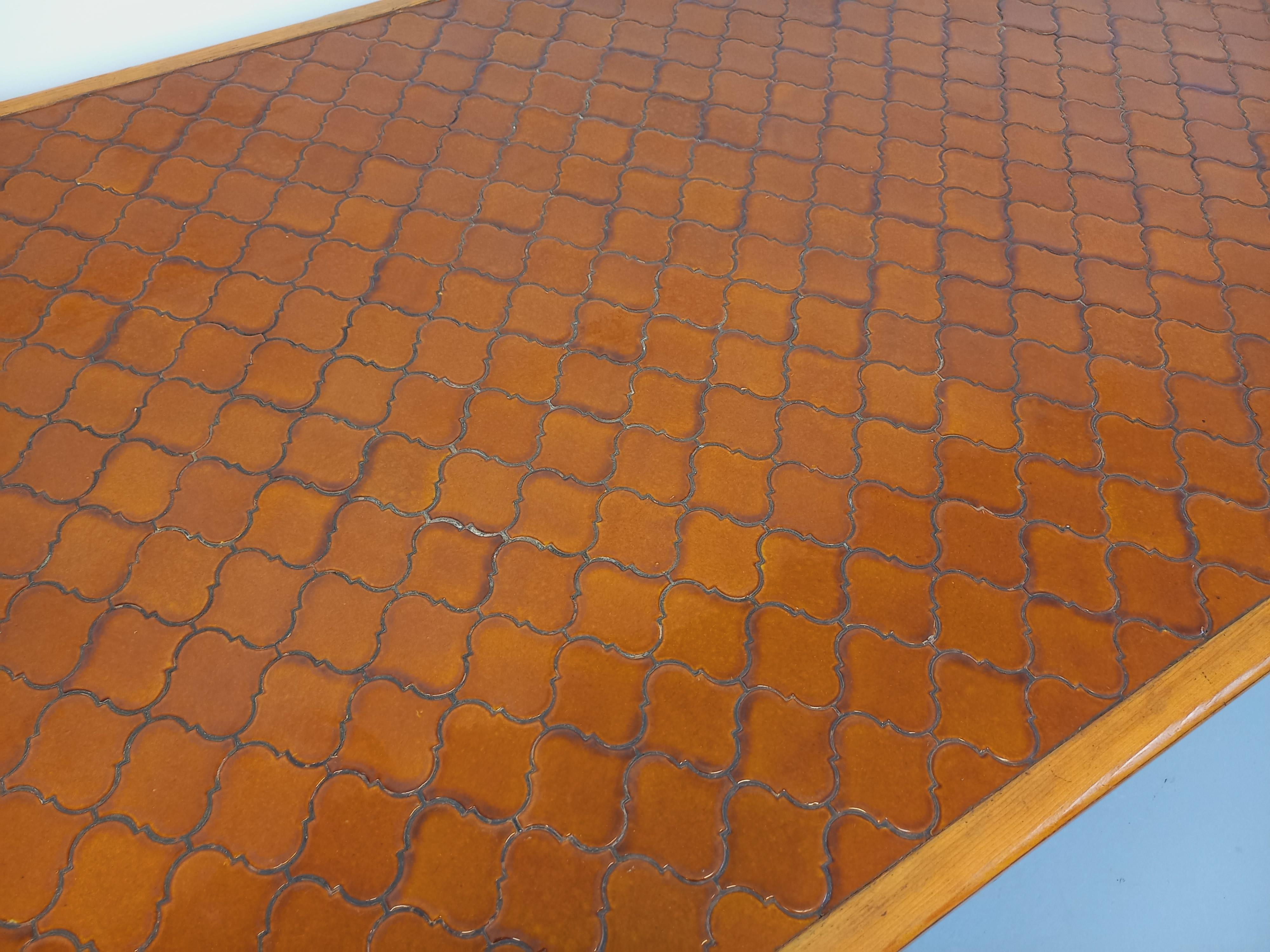 Table à manger vintage des années 50 60, pieds compas en hêtre, plateau rectangulaire en bois de pin et carreaux de céramique couleur brique, très bon état général avec charme de la patine du temps qui passe, entièrement poncée et vernie.
Réf 220