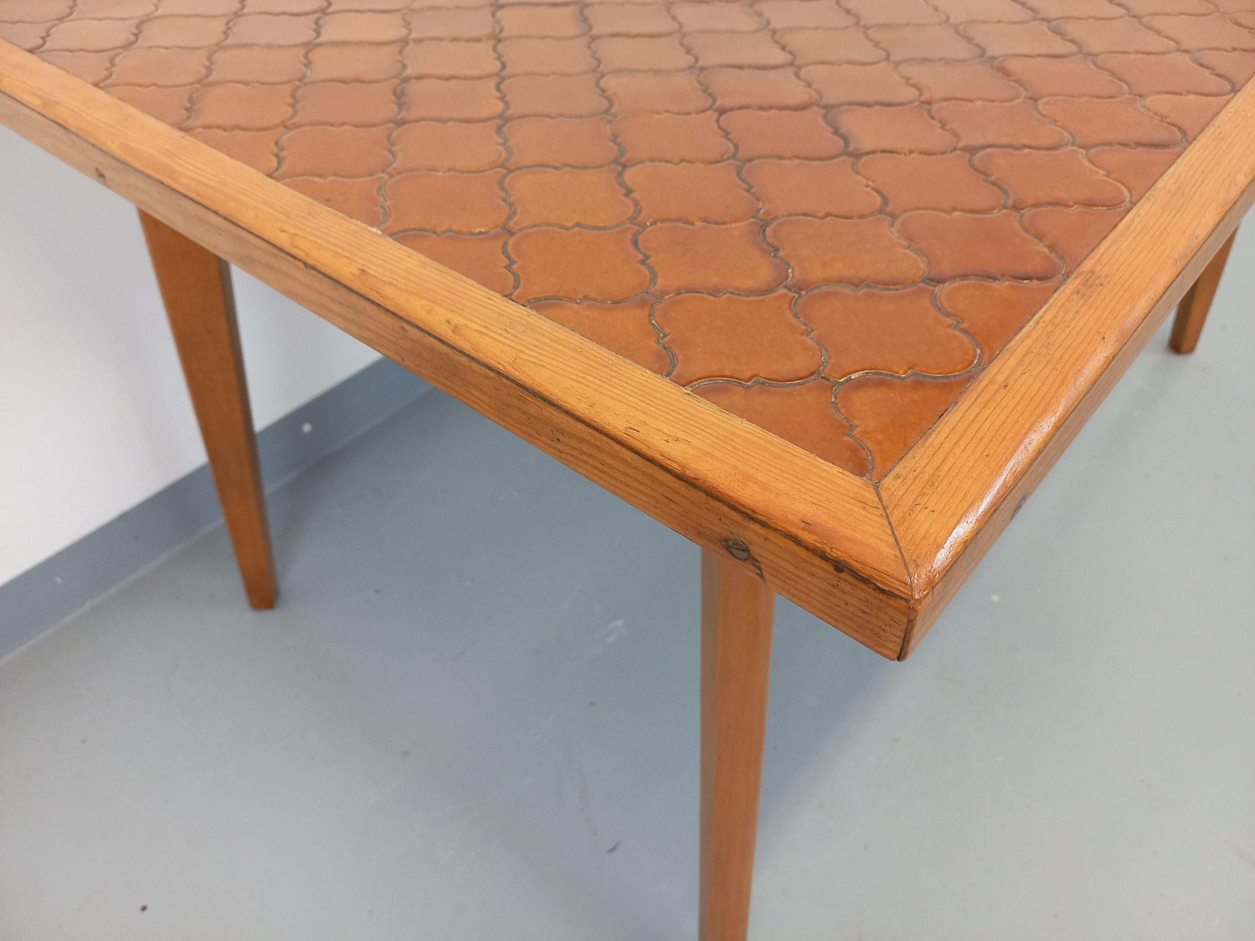 Français Table à manger rectangulaire en bois et céramique des années 50 60 en vente