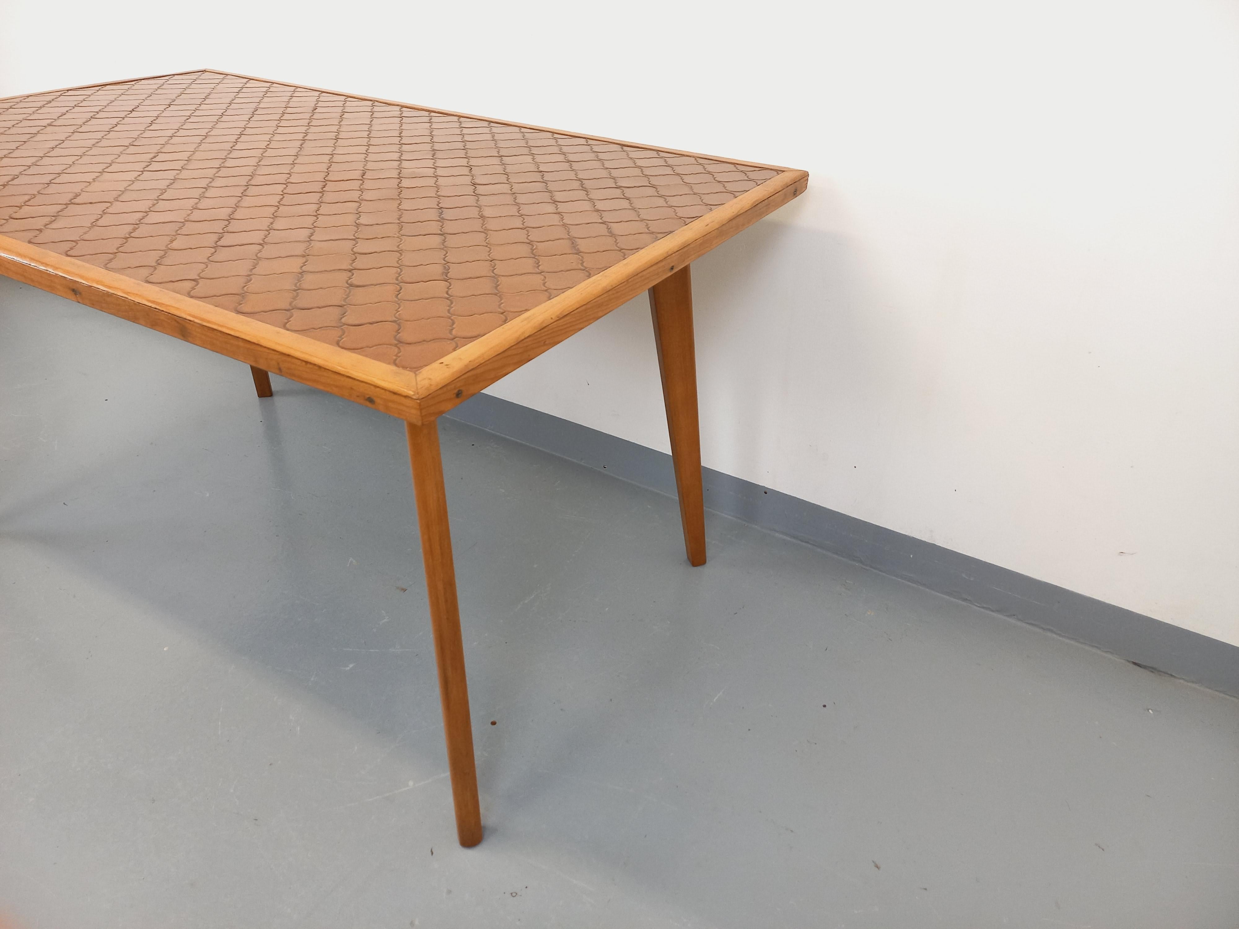 Milieu du XXe siècle Table à manger rectangulaire en bois et céramique des années 50 60 en vente