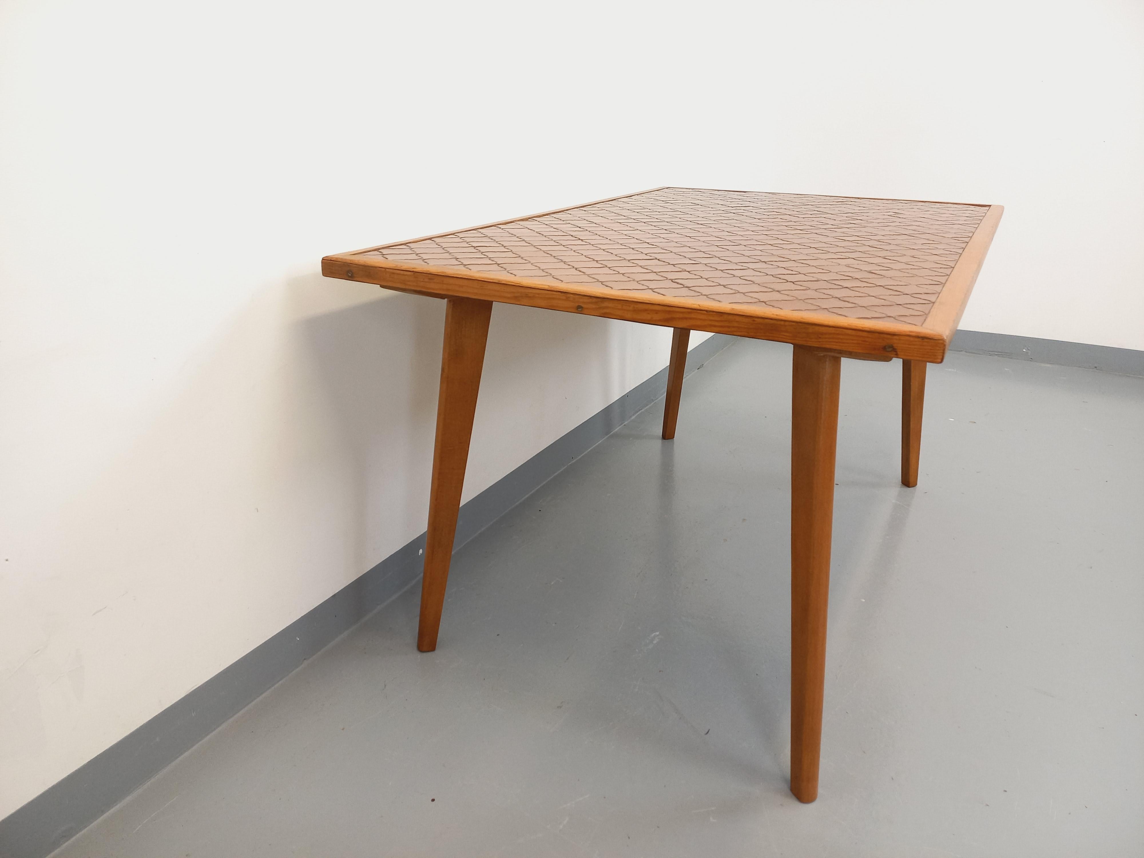 Céramique Table à manger rectangulaire en bois et céramique des années 50 60 en vente
