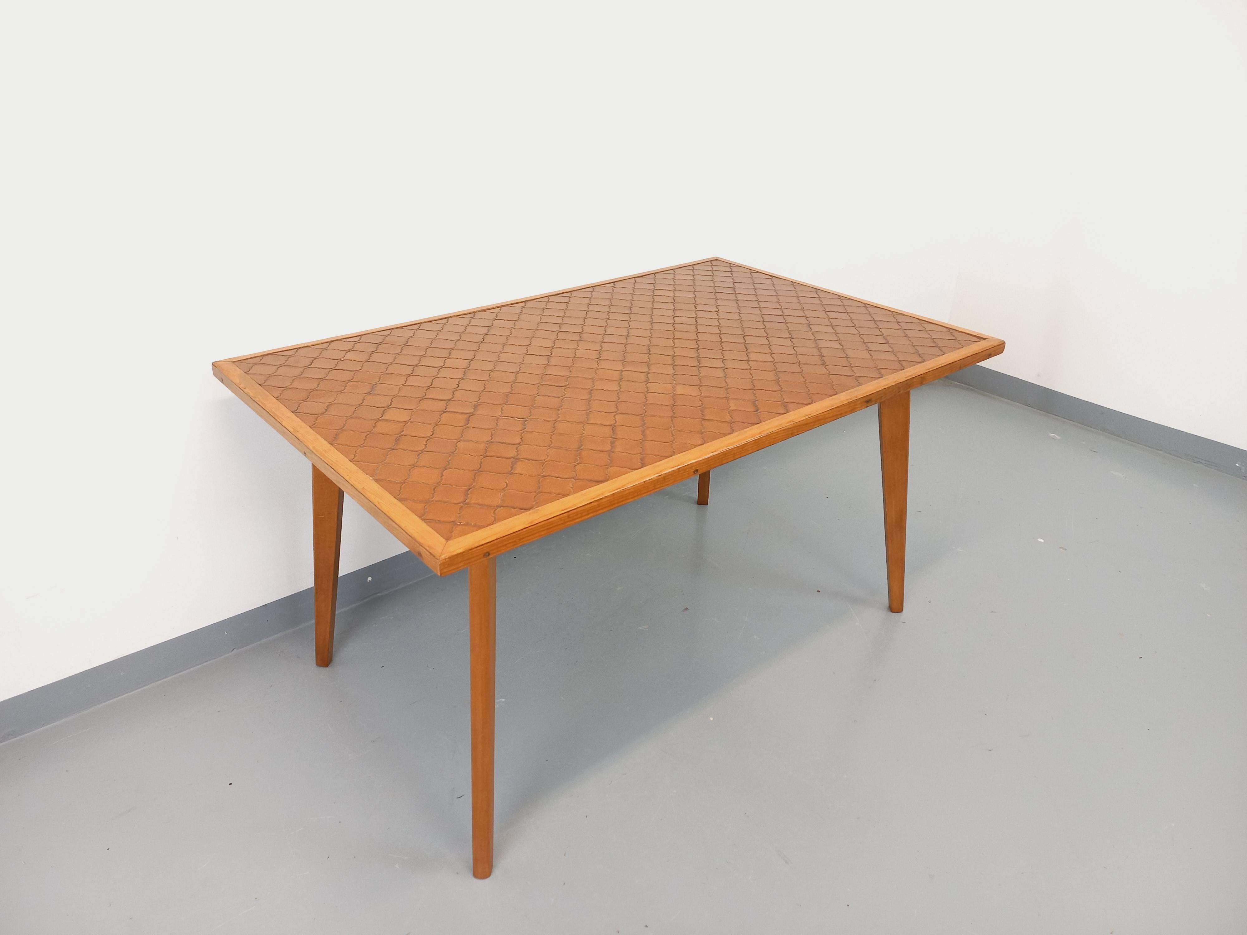 Table à manger rectangulaire en bois et céramique des années 50 60 en vente 2