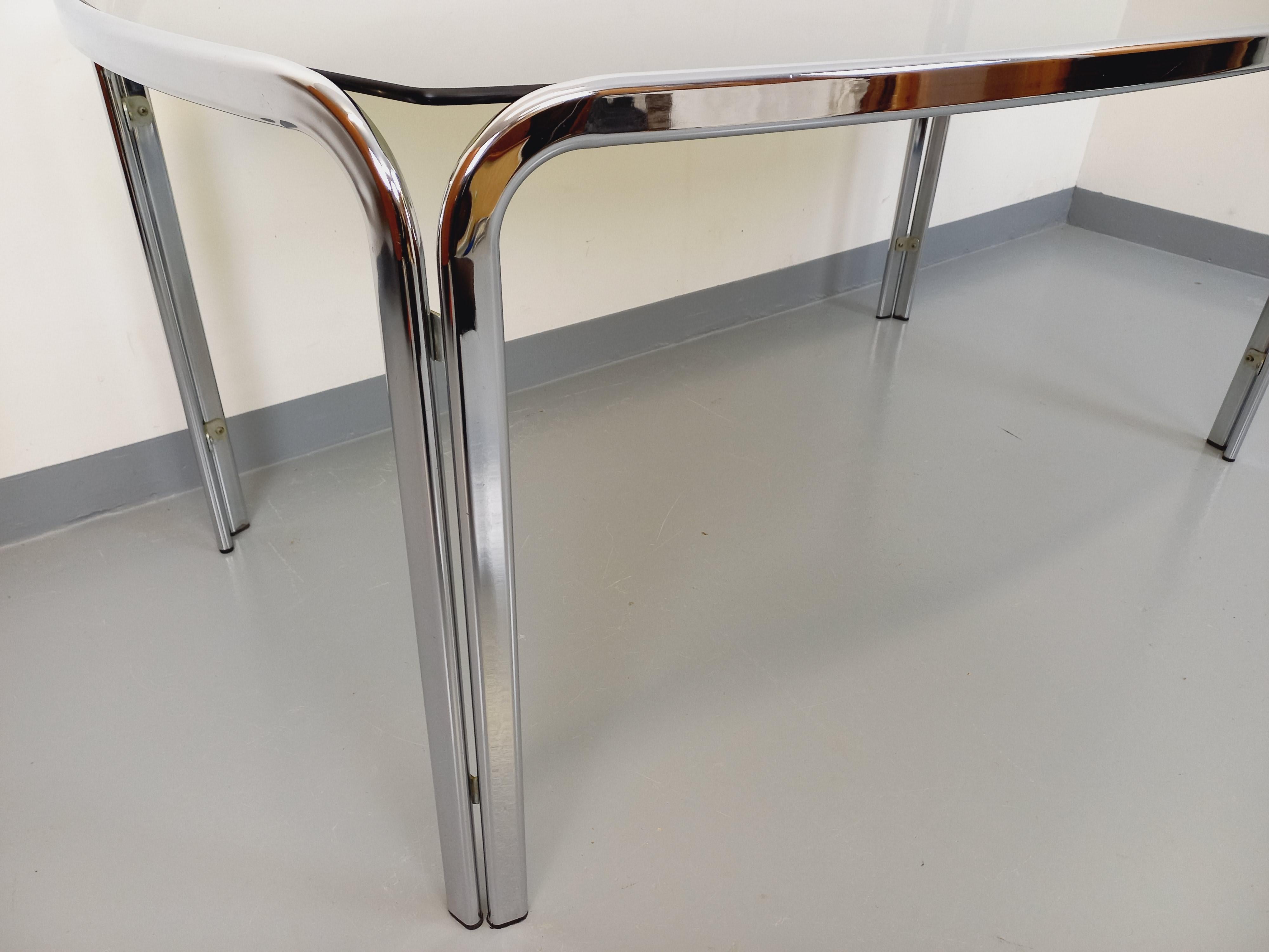 Table à manger rectangulaire incurvée vintage en verre fumé et métal chromé en vente 3