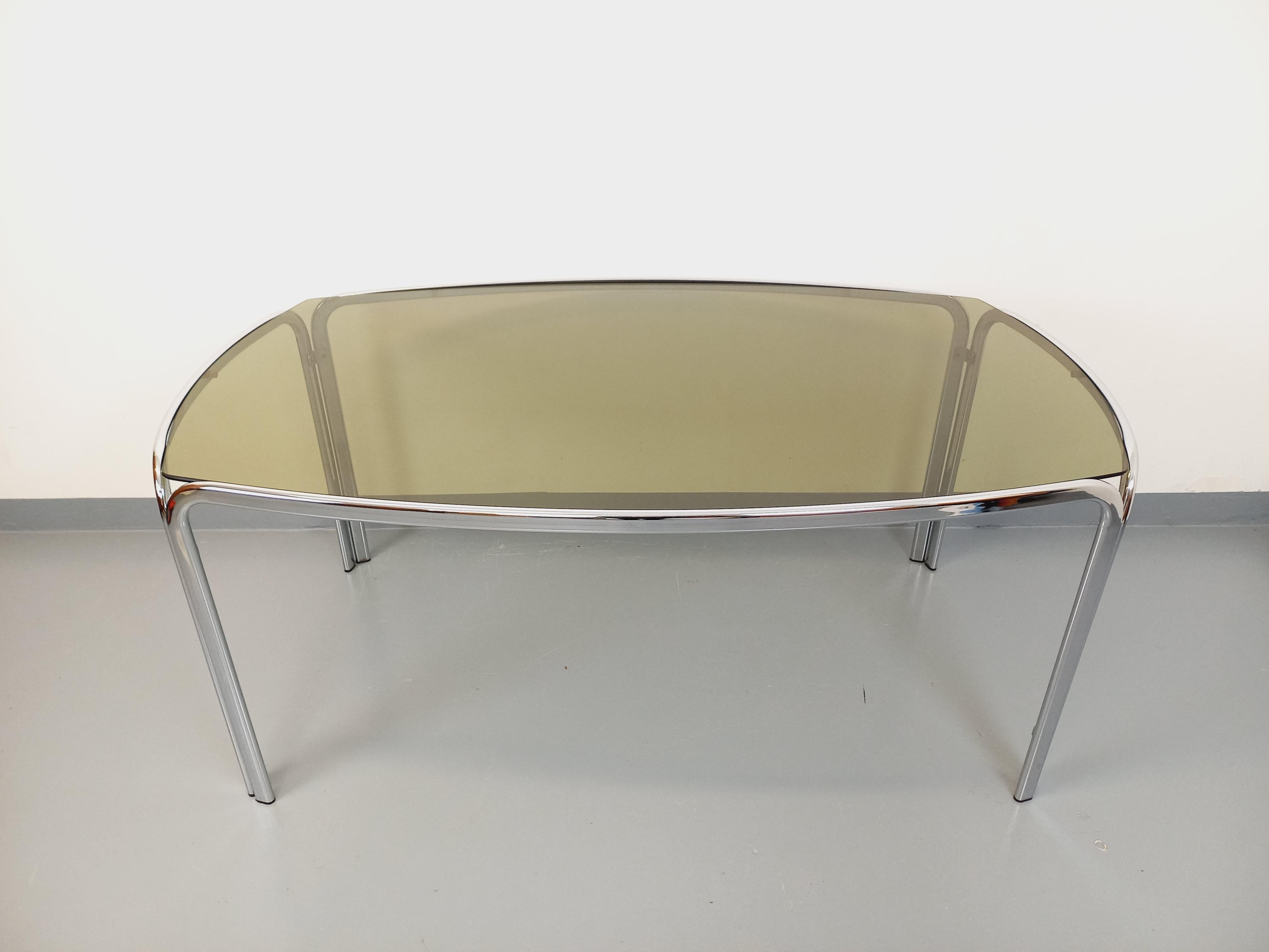 Table à manger rectangulaire incurvée vintage en verre fumé et métal chromé en vente 5
