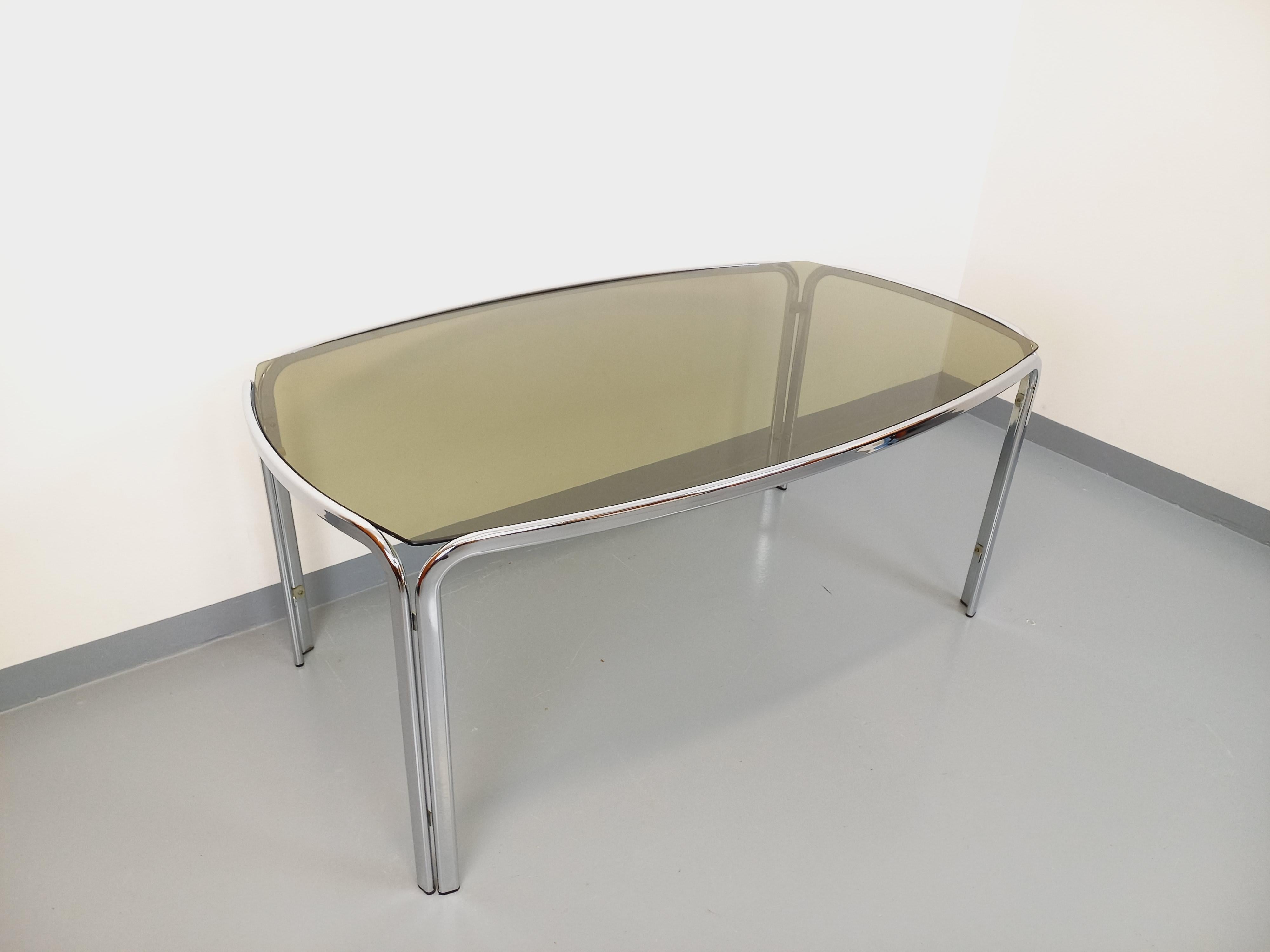 Table à manger rectangulaire incurvée vintage en verre fumé et métal chromé en vente 6
