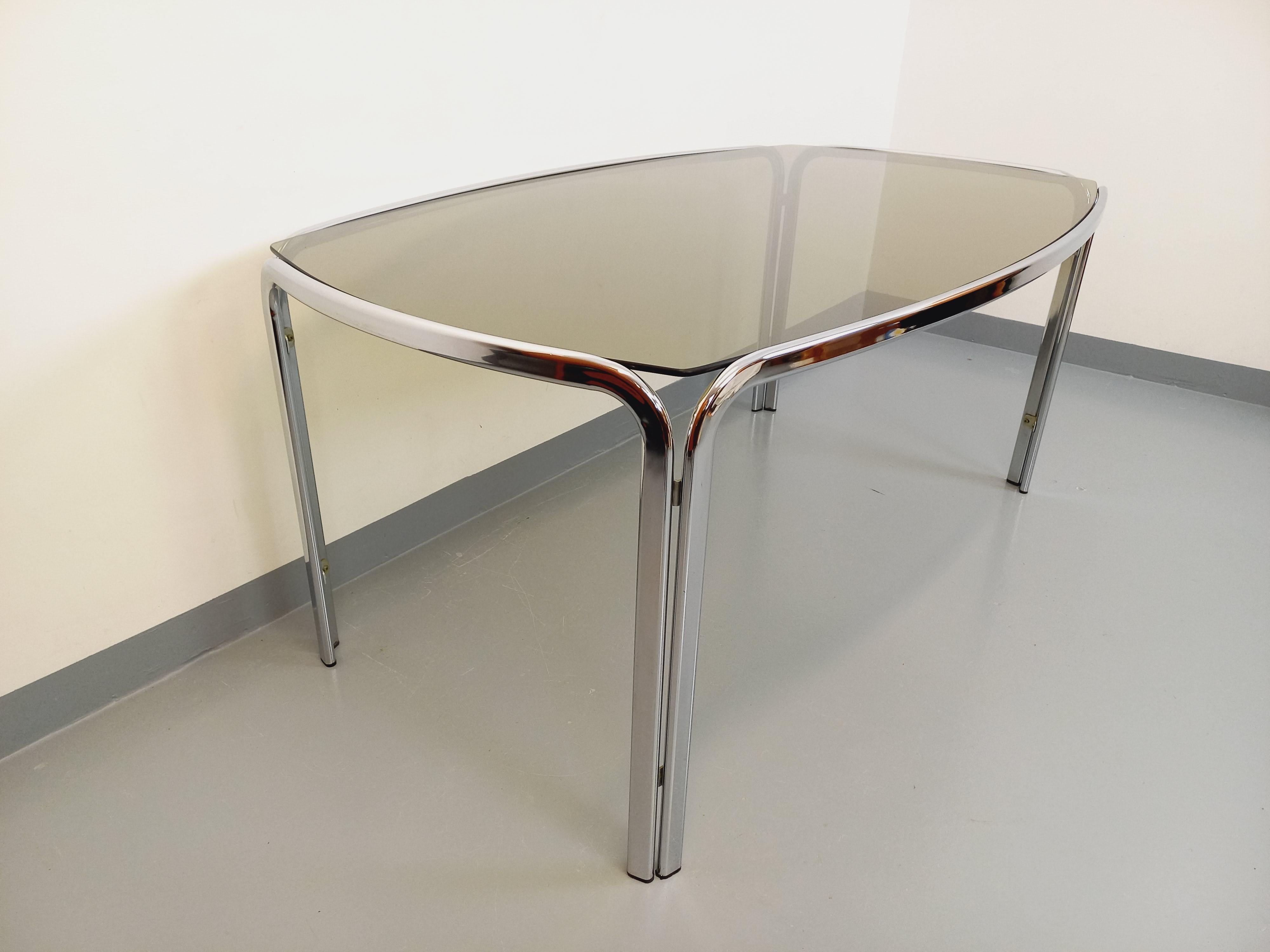 Table à manger rectangulaire incurvée vintage en verre fumé et métal chromé en vente 7