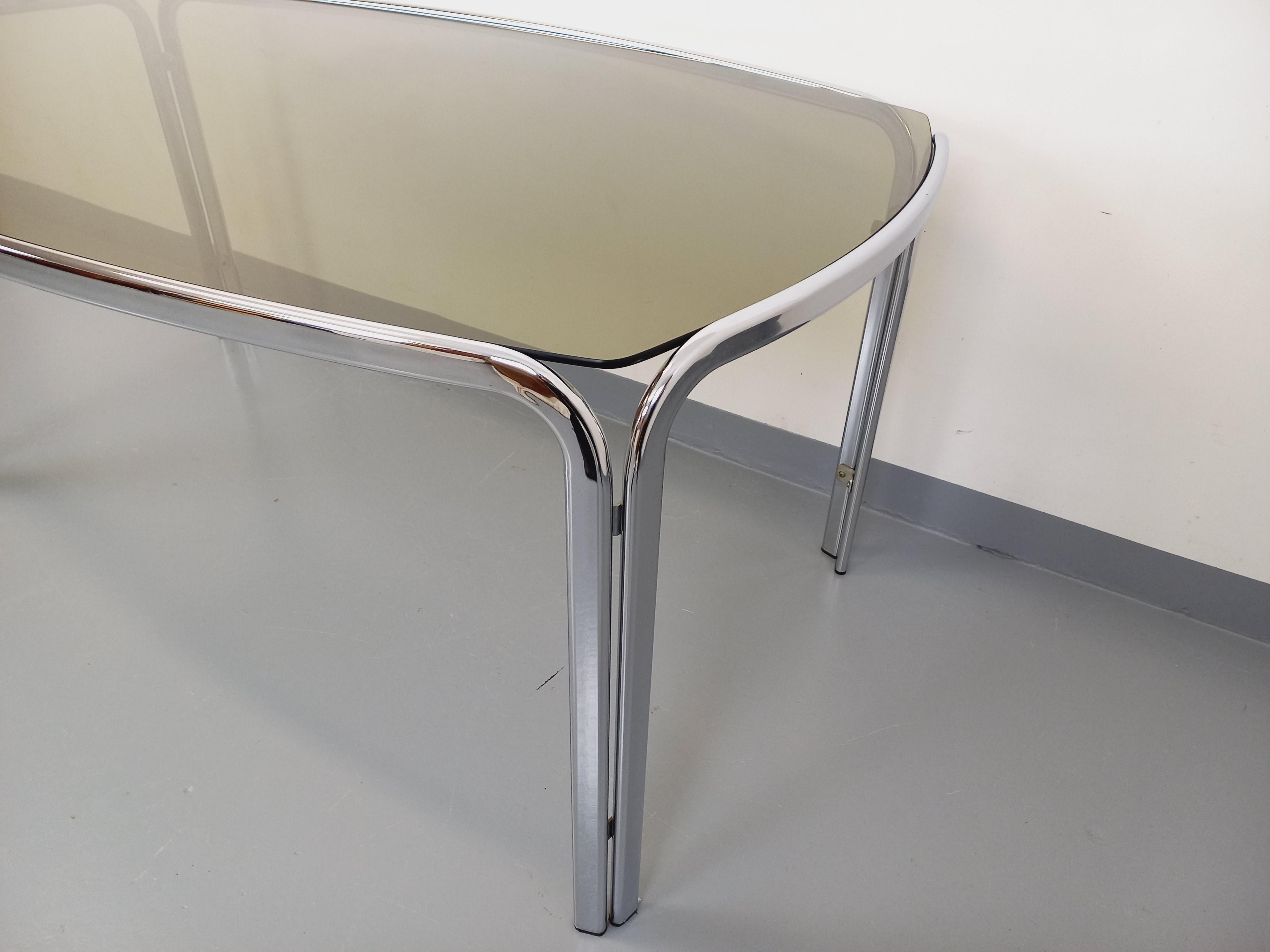 Table à manger rectangulaire incurvée vintage en verre fumé et métal chromé en vente 8