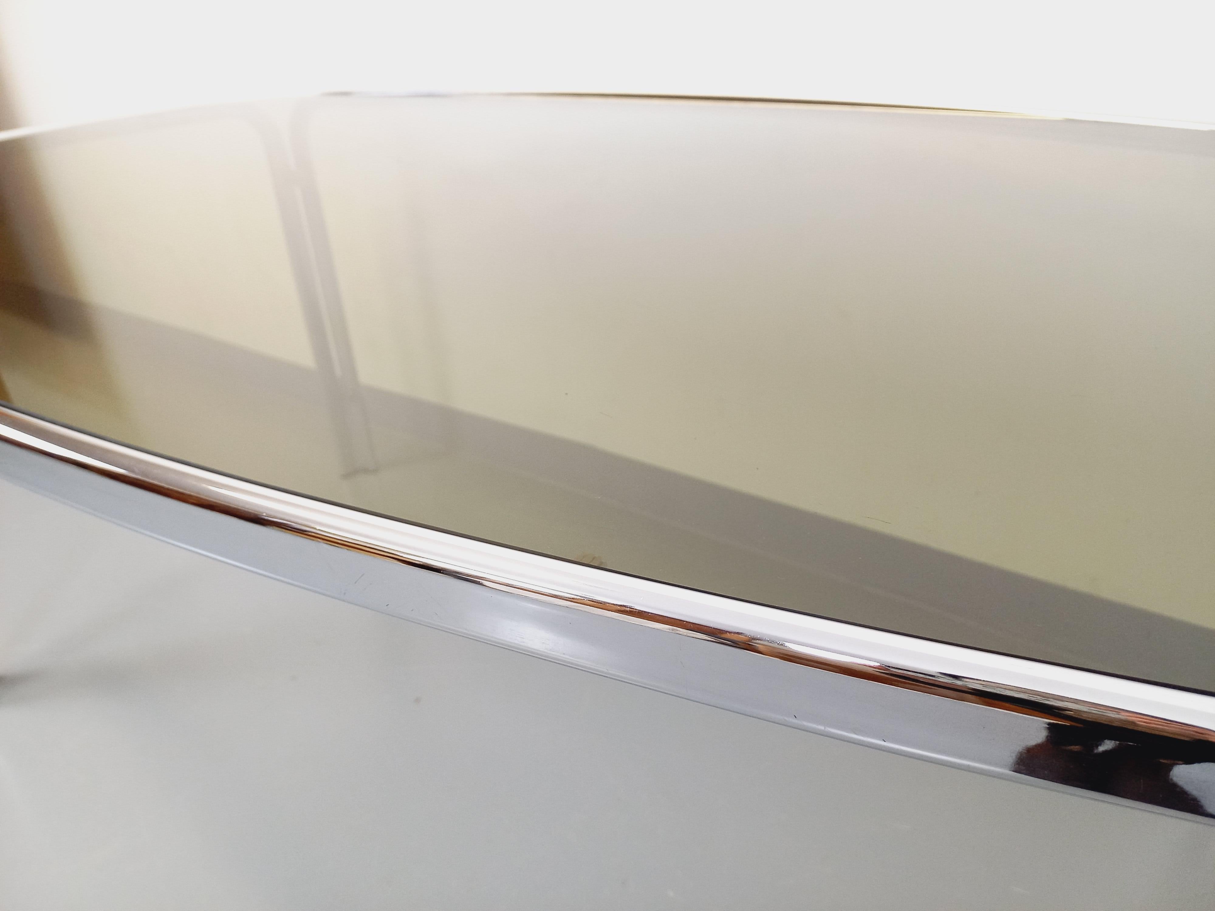 Table à manger rectangulaire incurvée vintage en verre fumé et métal chromé en vente 11