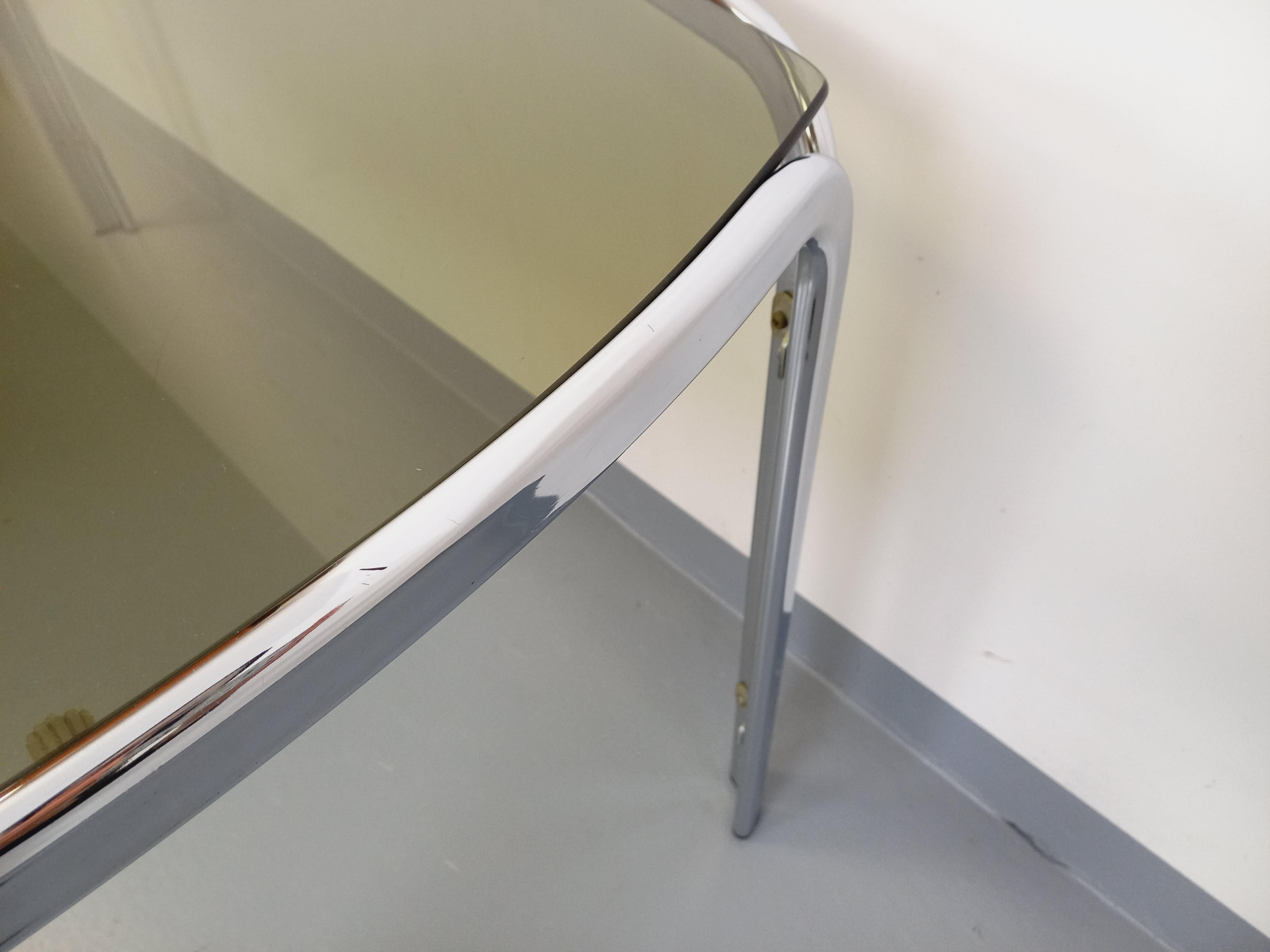 Table à manger rectangulaire incurvée vintage en verre fumé et métal chromé en vente 12