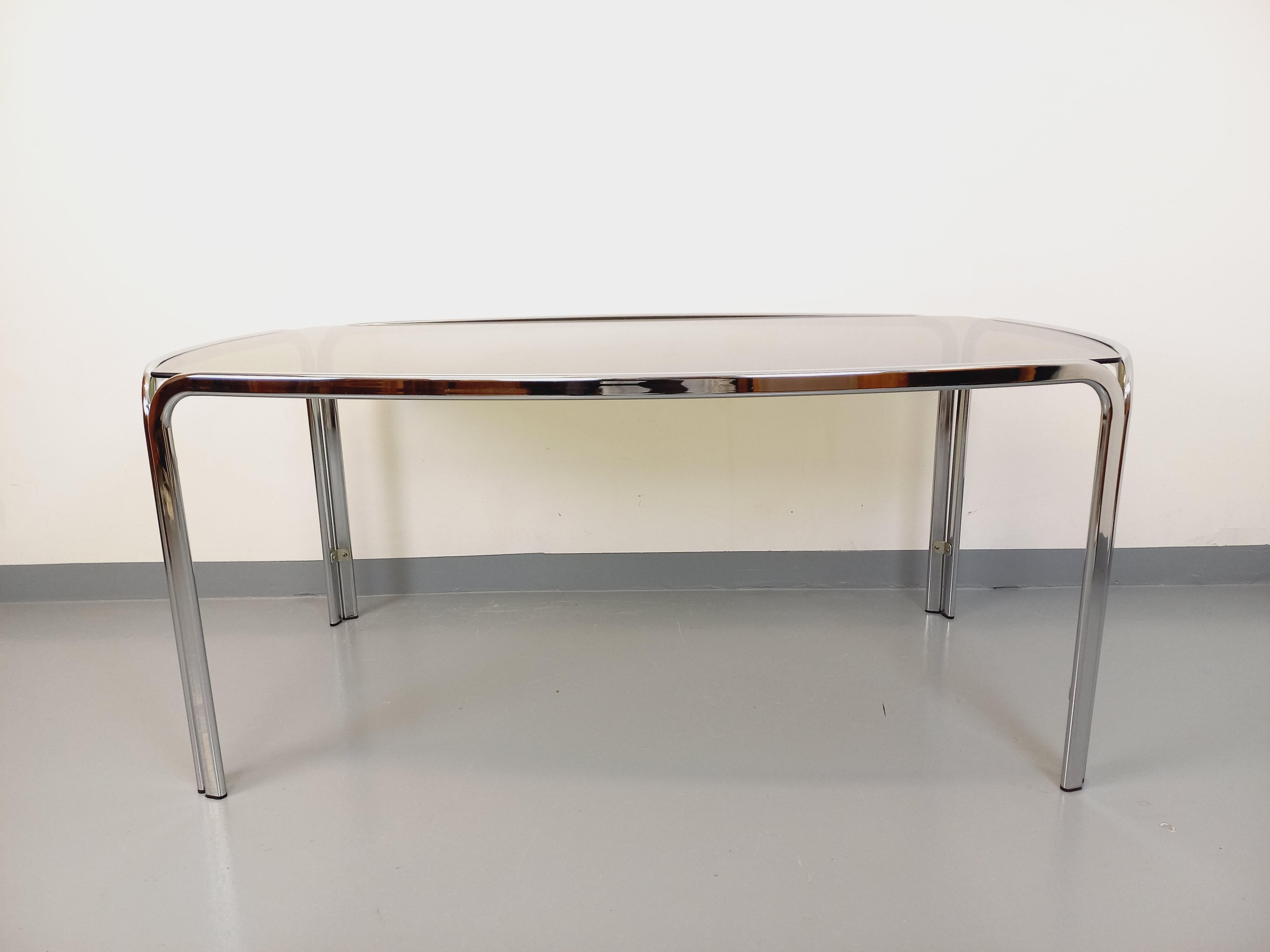 Ère spatiale Table à manger rectangulaire incurvée vintage en verre fumé et métal chromé en vente