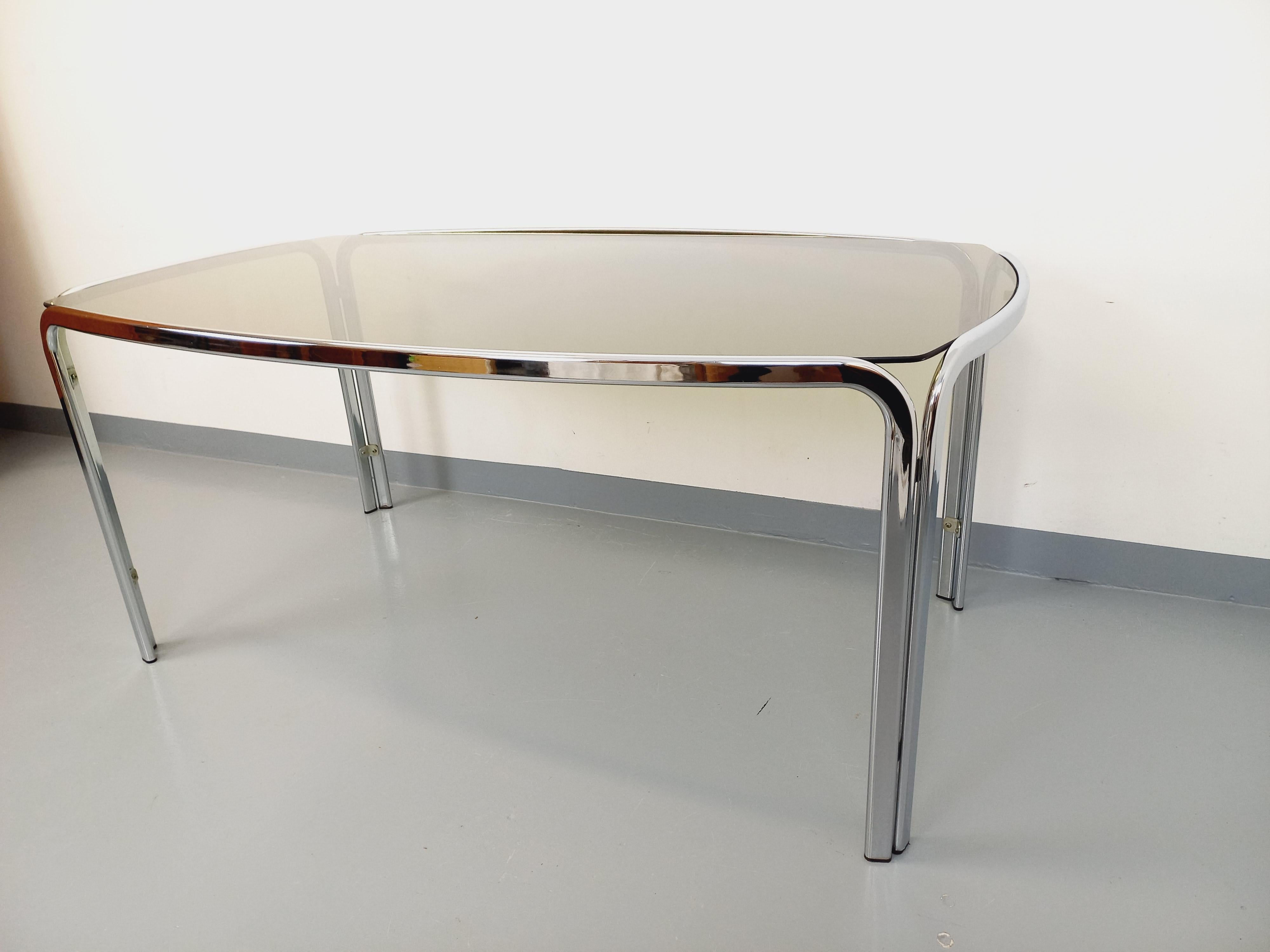 Table à manger rectangulaire incurvée vintage en verre fumé et métal chromé Bon état - En vente à BESANÇON, FR