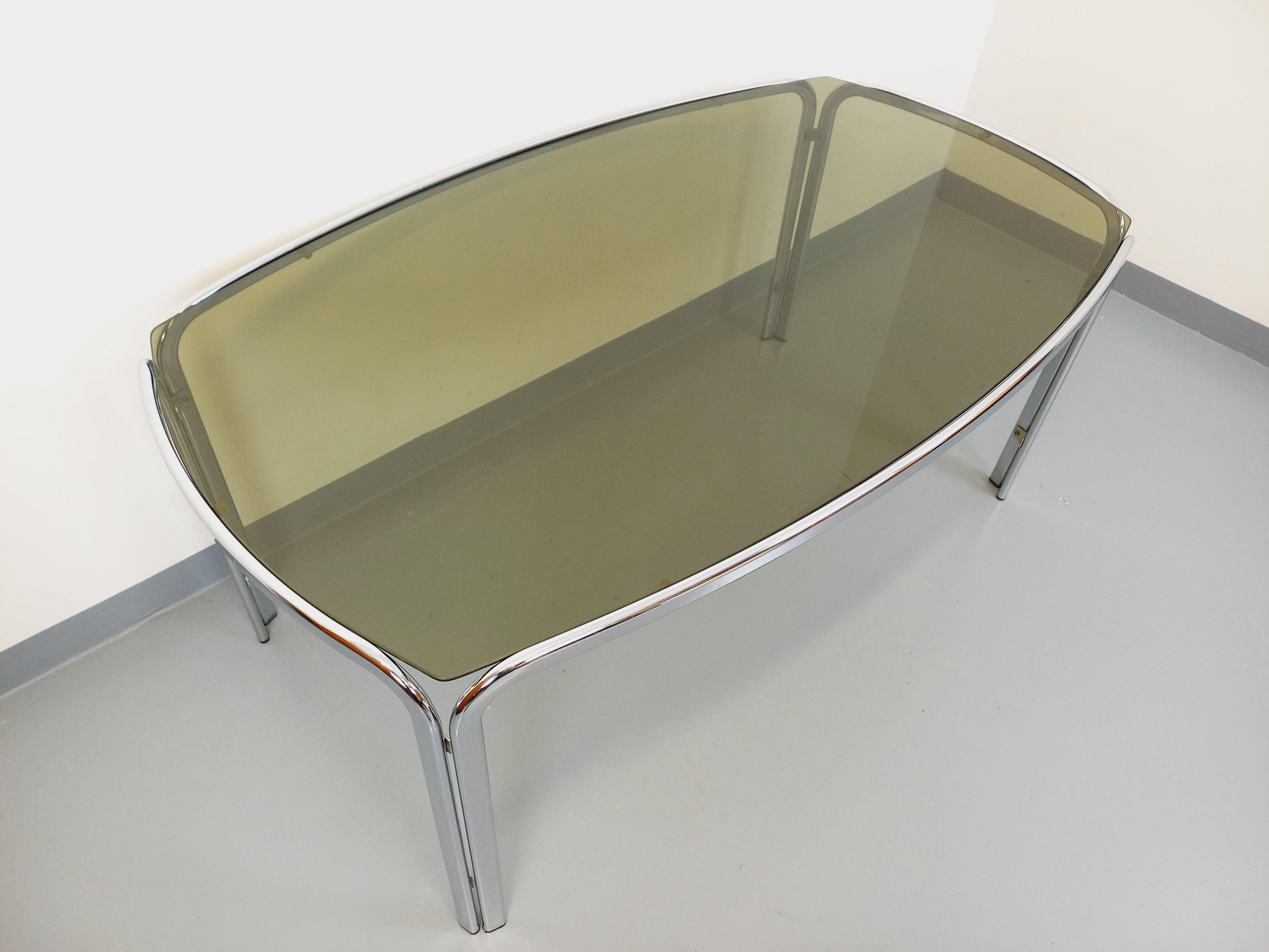 Fin du 20e siècle Table à manger rectangulaire incurvée vintage en verre fumé et métal chromé en vente