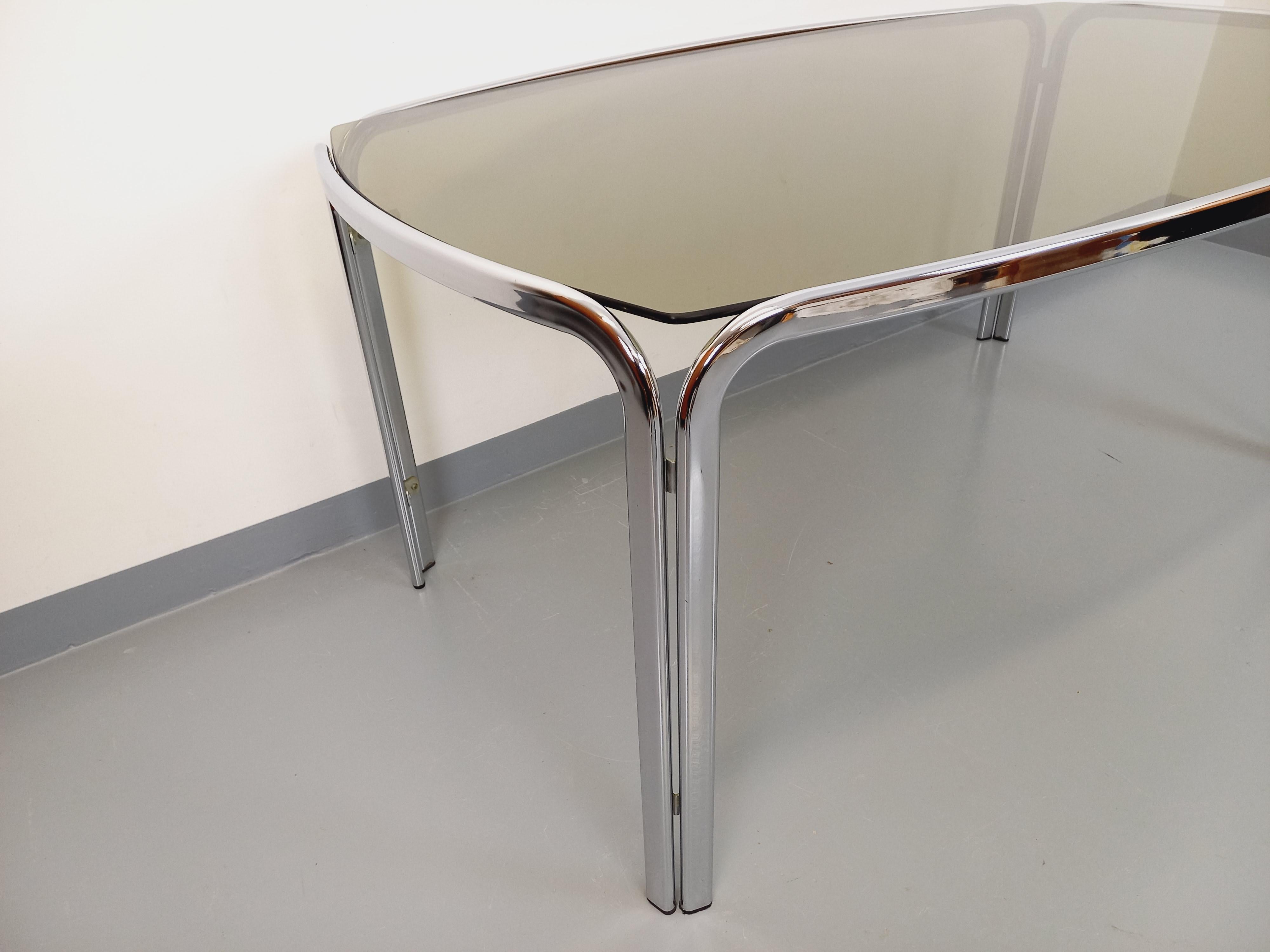 Métal Table à manger rectangulaire incurvée vintage en verre fumé et métal chromé en vente