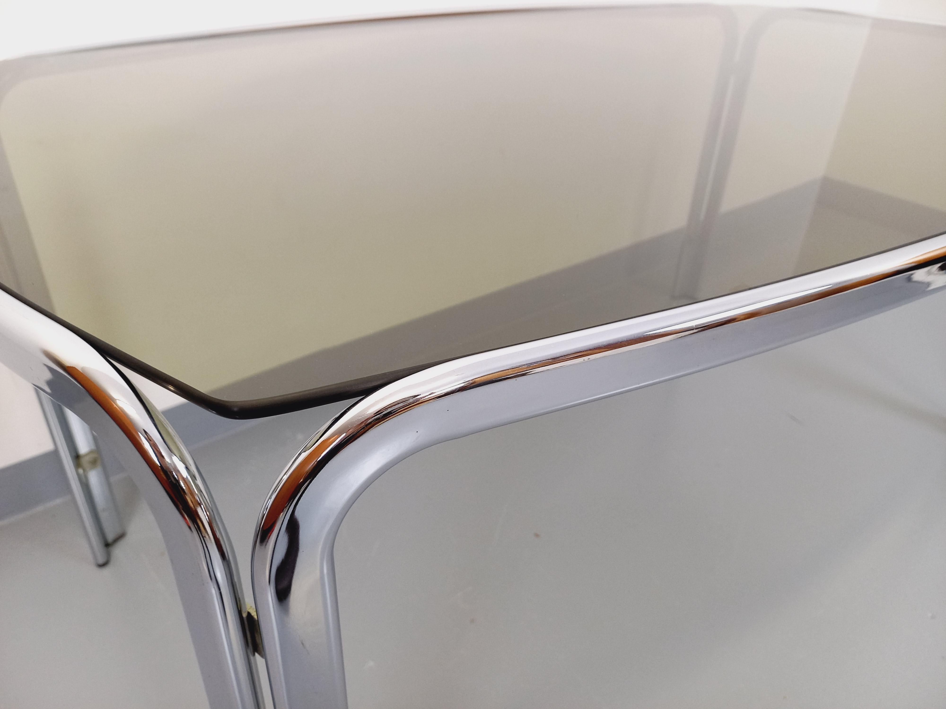 Table à manger rectangulaire incurvée vintage en verre fumé et métal chromé en vente 1
