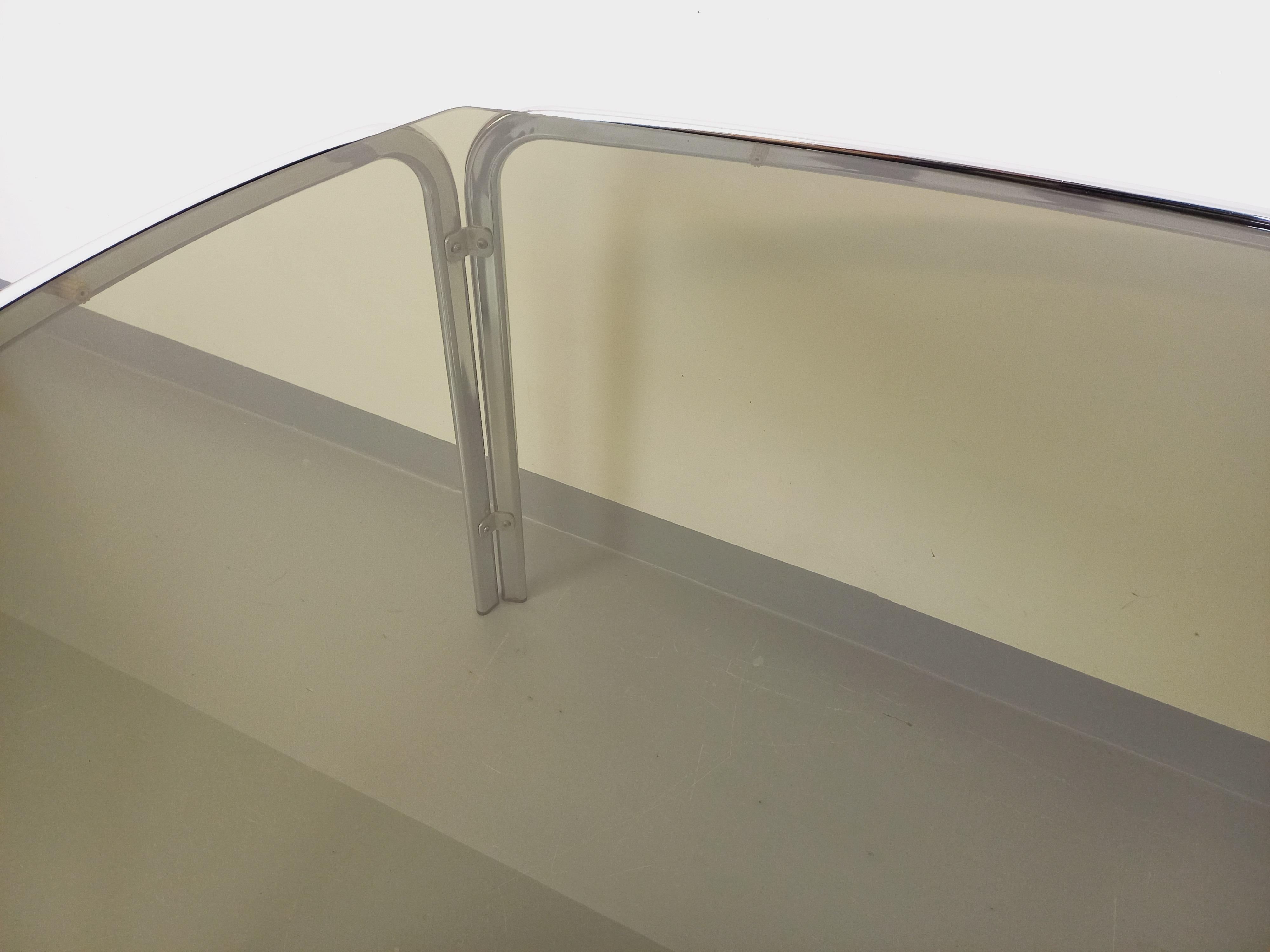 Table à manger rectangulaire incurvée vintage en verre fumé et métal chromé en vente 2