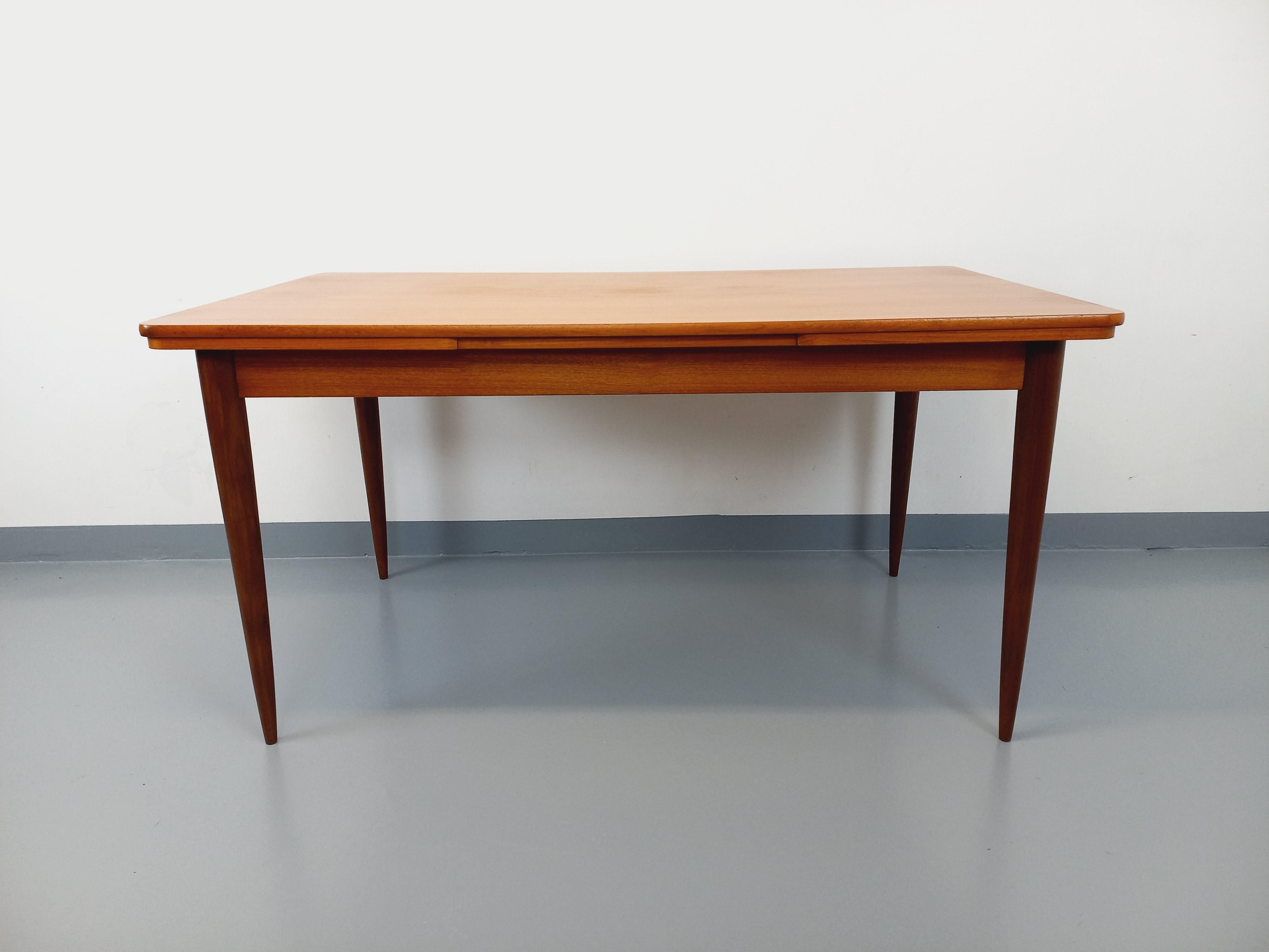 Table à manger rectangulaire vintage des années 50 60, en teck, plateau rectangle aux bords arrondis, avec deux rallonges intégrées aux extrémités, pieds compas, très bon état général.
Ref 240 926
Hauteur : 76 cm
Largeur : 150 cm
Profondeur : 86