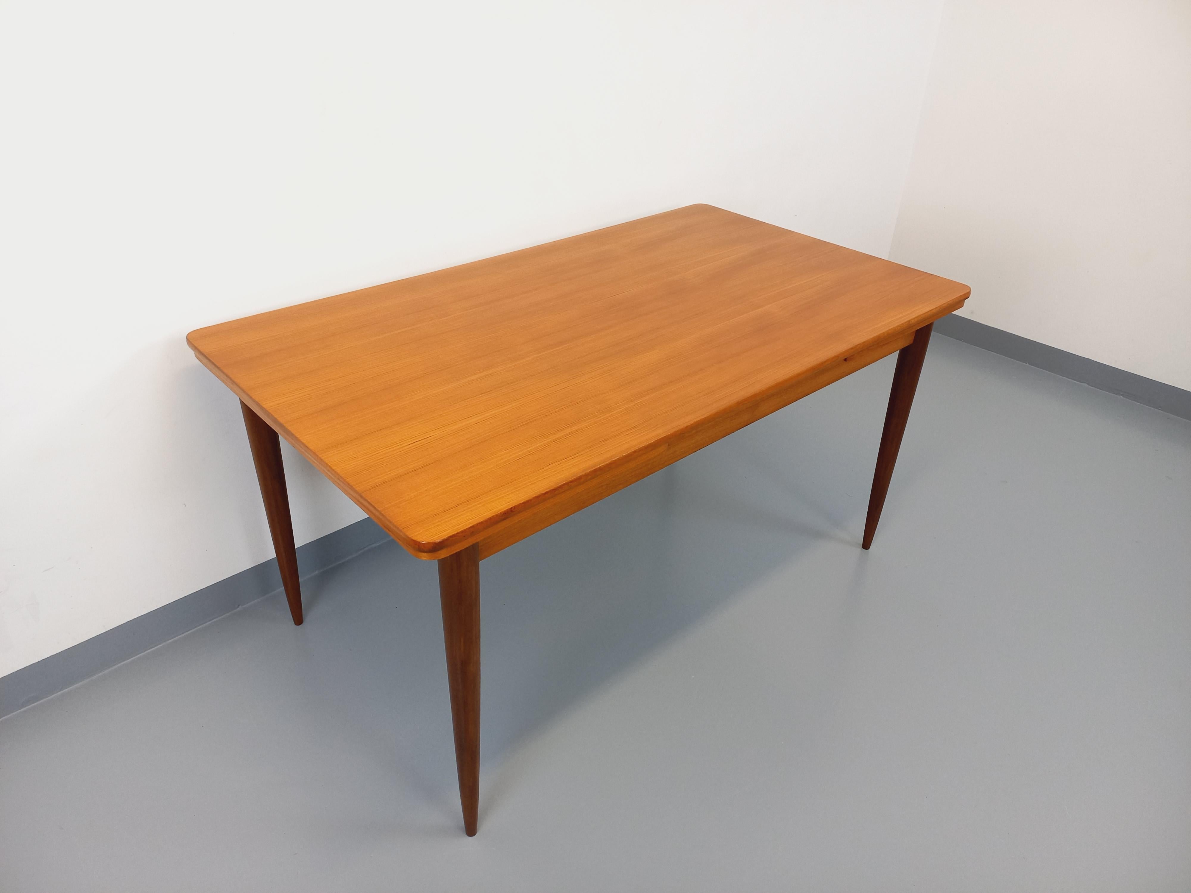 Mid-Century Modern Table à manger rectangulaire style scandinave vintage des années 50 60 en teck For Sale
