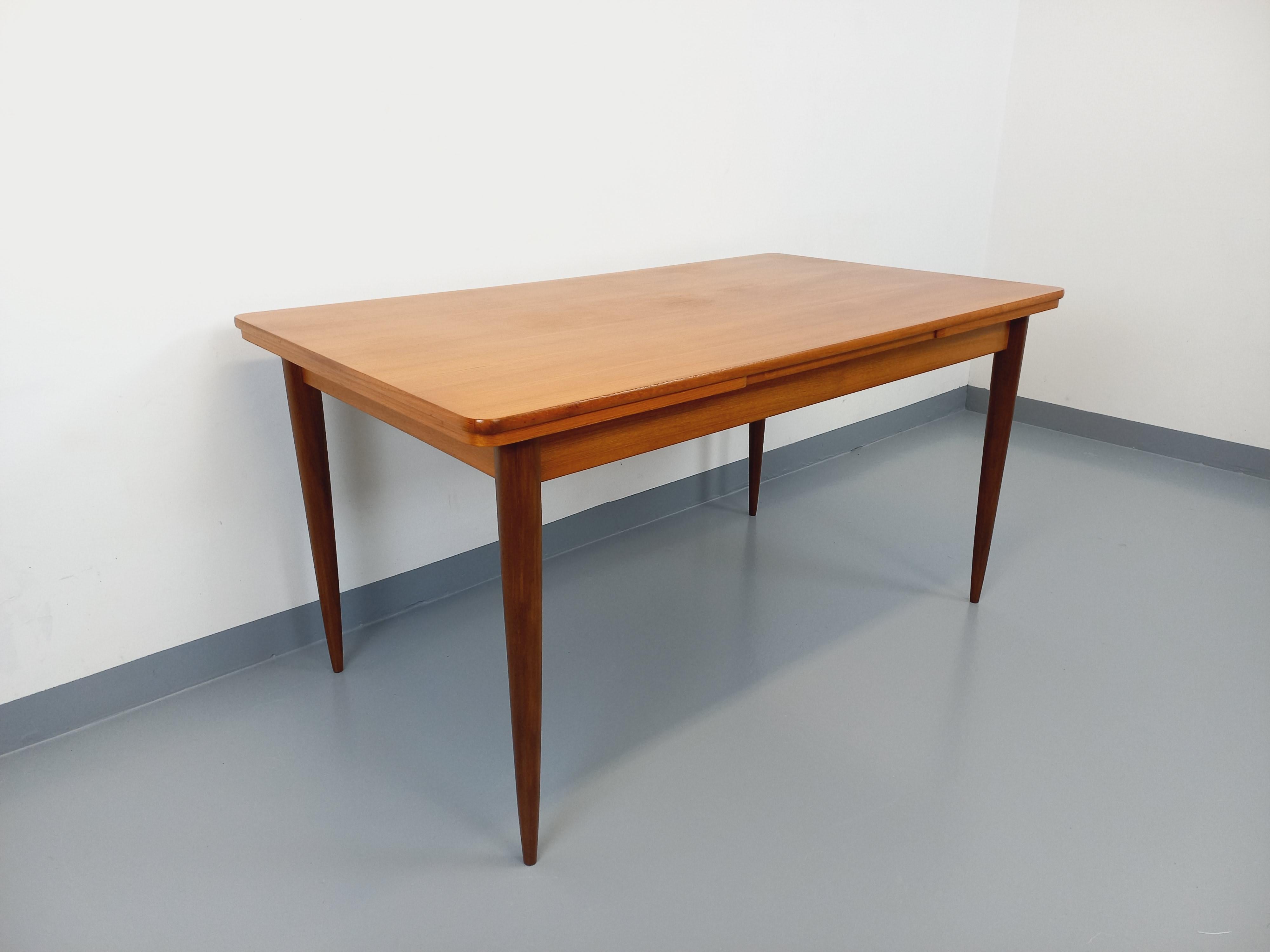 French Table à manger rectangulaire style scandinave vintage des années 50 60 en teck For Sale