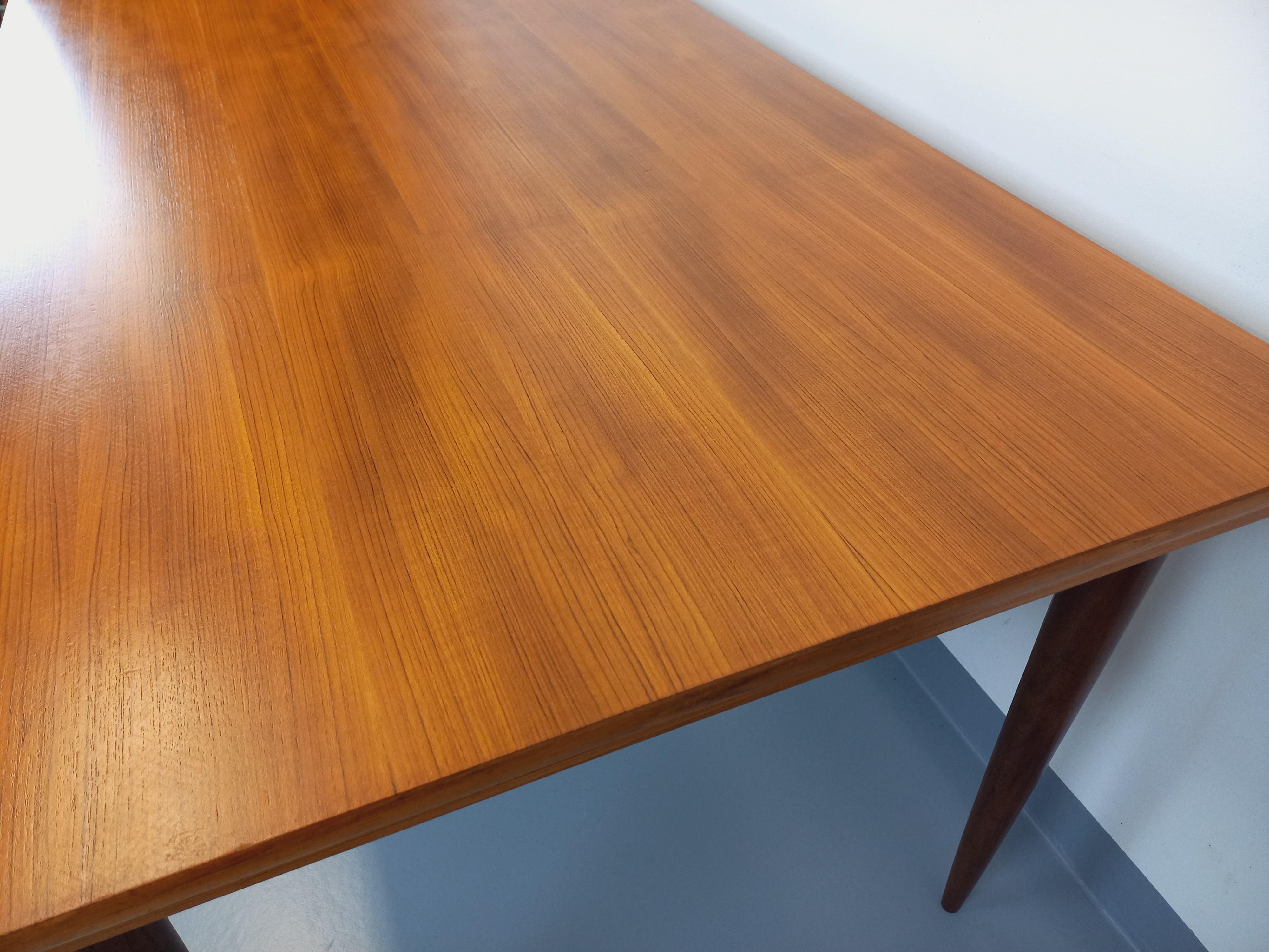 Mid-20th Century Table à manger rectangulaire style scandinave vintage des années 50 60 en teck For Sale