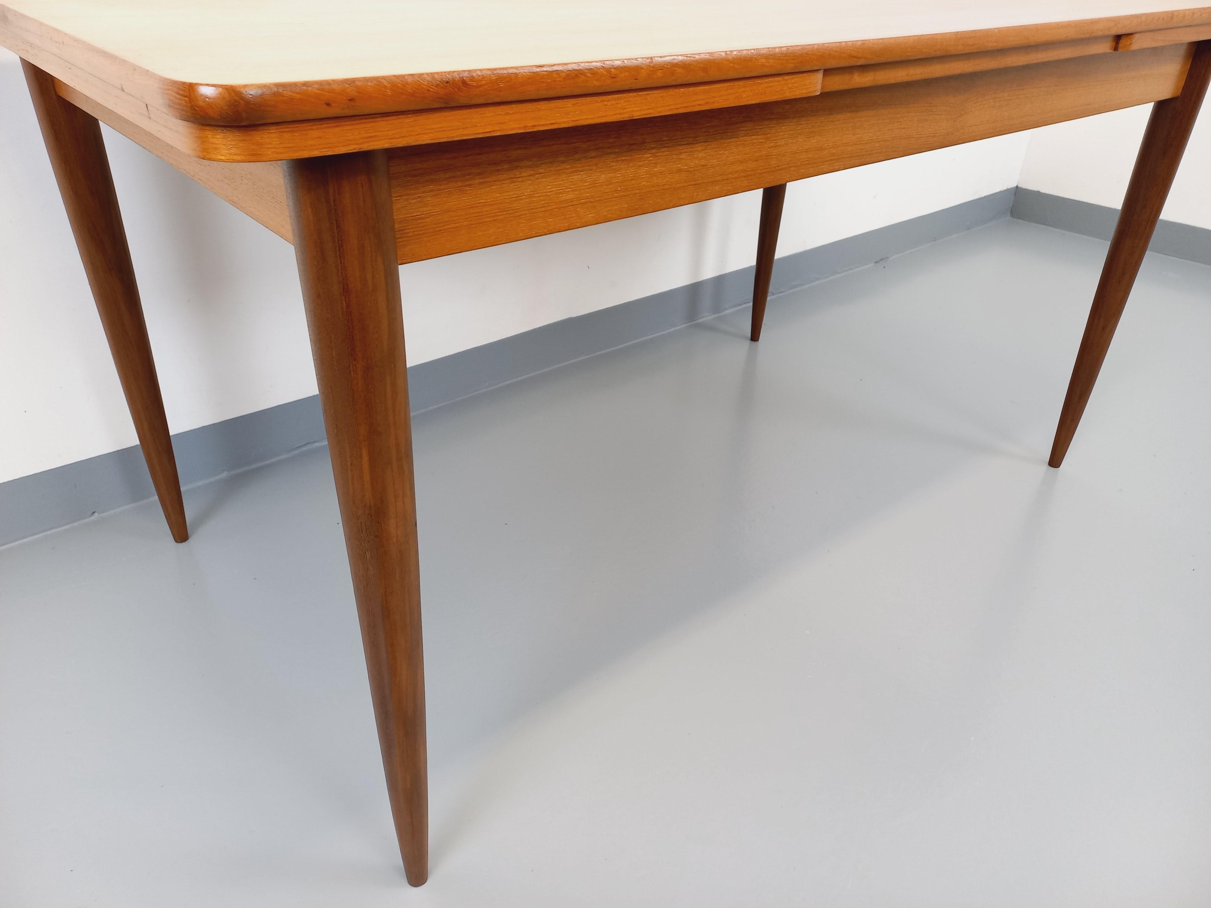 Table à manger rectangulaire style scandinave vintage des années 50 60 en teck For Sale 1