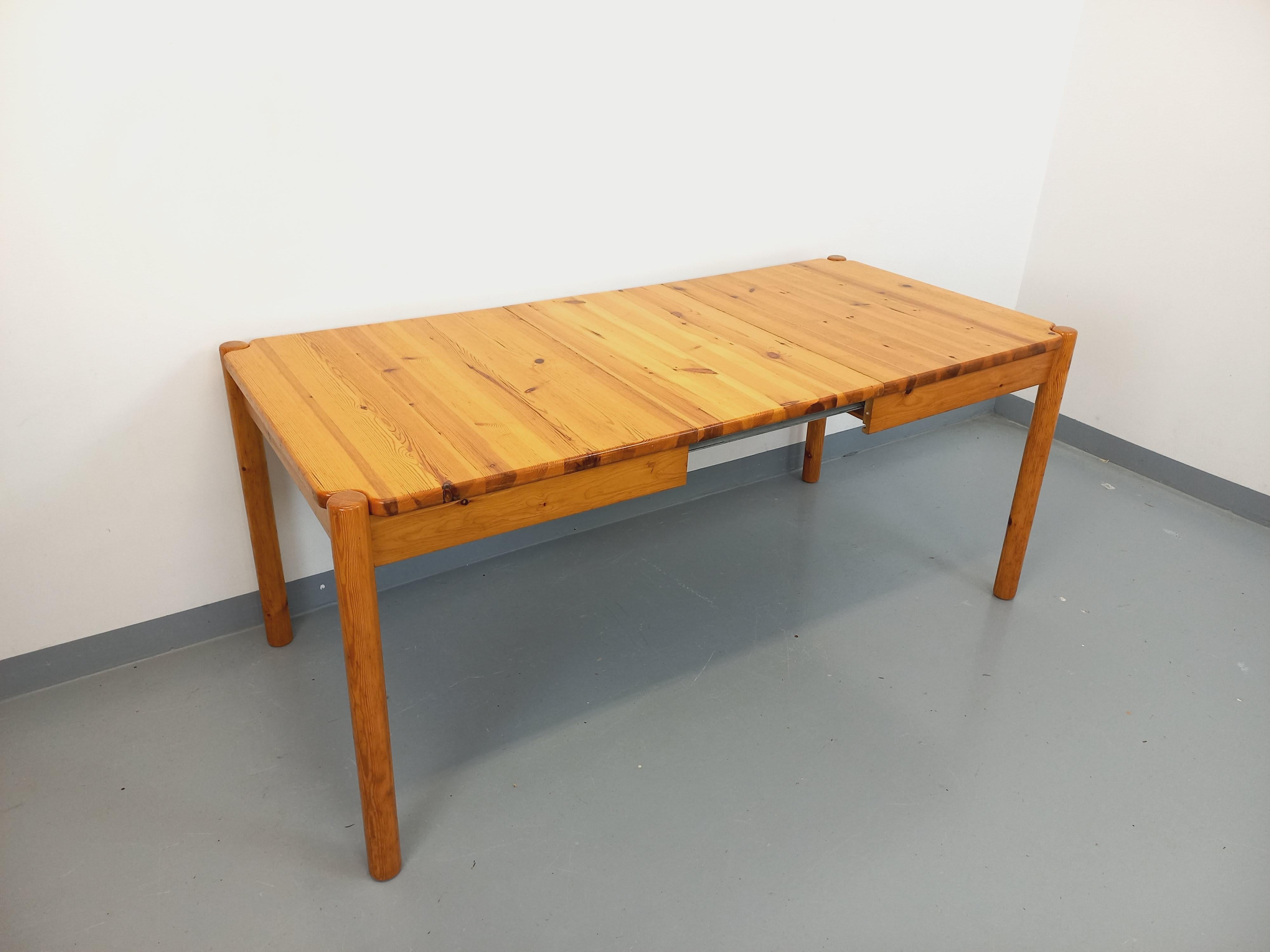 Table à manger rectangulaire vintage des années 60 70, en pin, dans le goût du designer danois Rainer Daumiller, beau design au niveau de la jonction entre les pieds et le plateau, plateau s'ouvrant en 2 pour laisser la place à une rallonge centrale