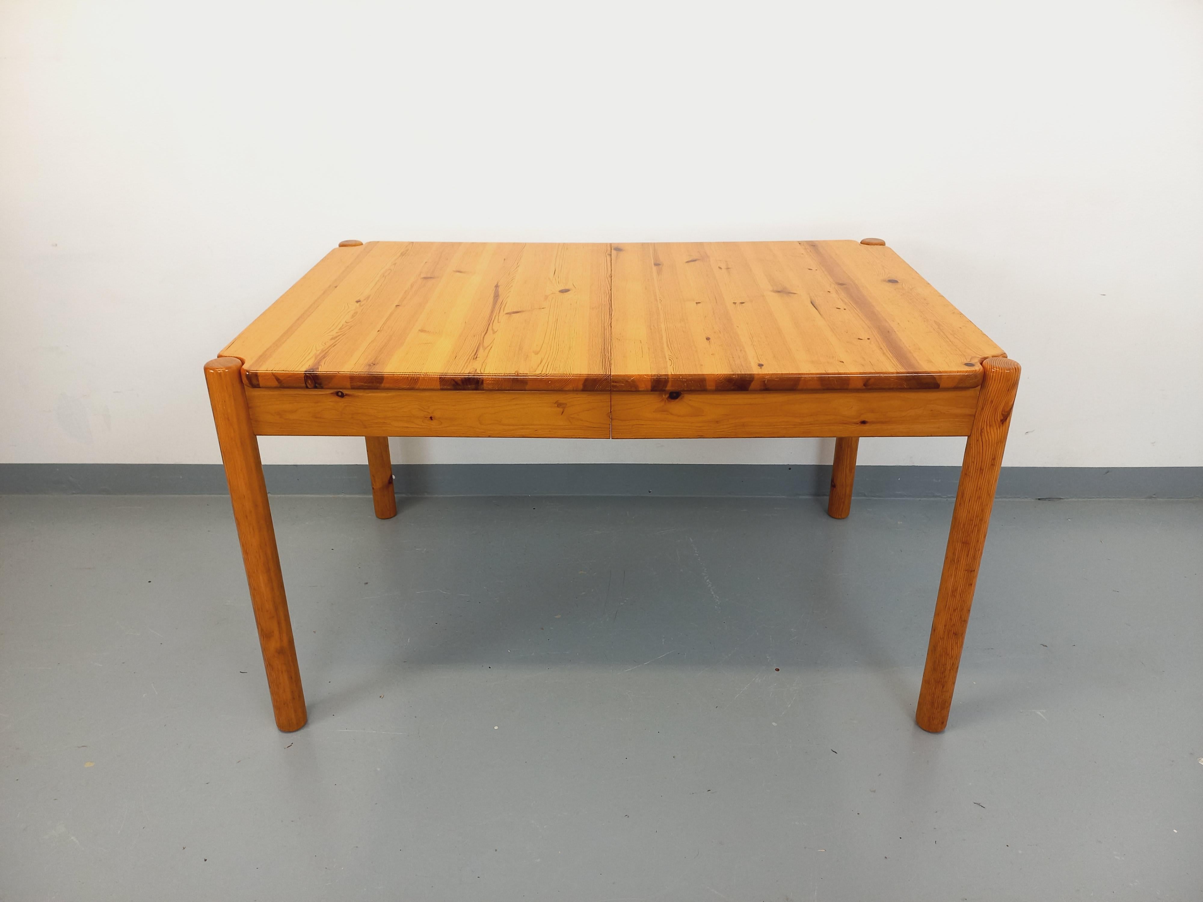 Français Table à manger rectangulaire vintage en pin des années 60 70 avec rallonge en vente