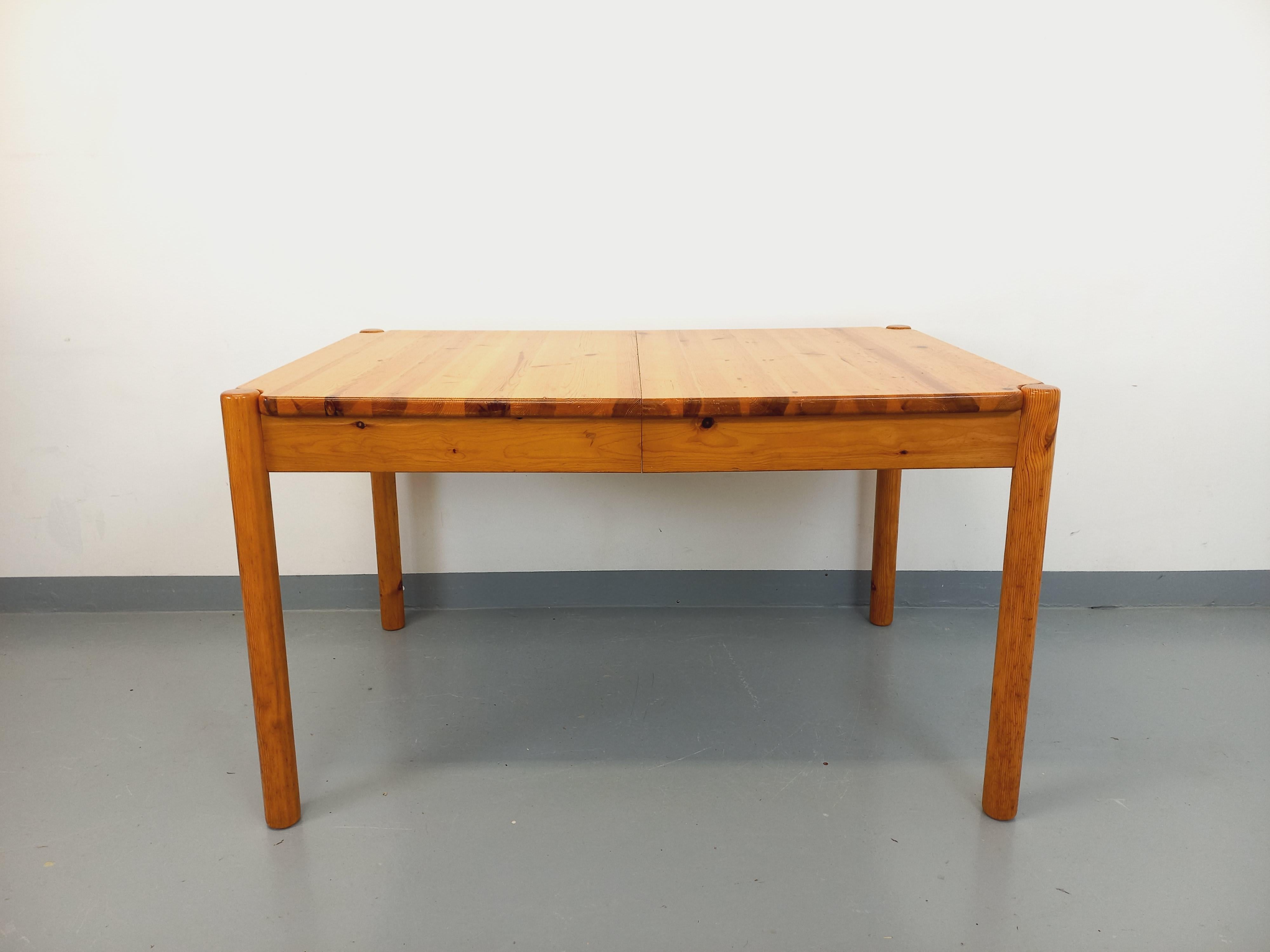 Table à manger rectangulaire vintage en pin des années 60 70 avec rallonge Bon état - En vente à BESANÇON, FR