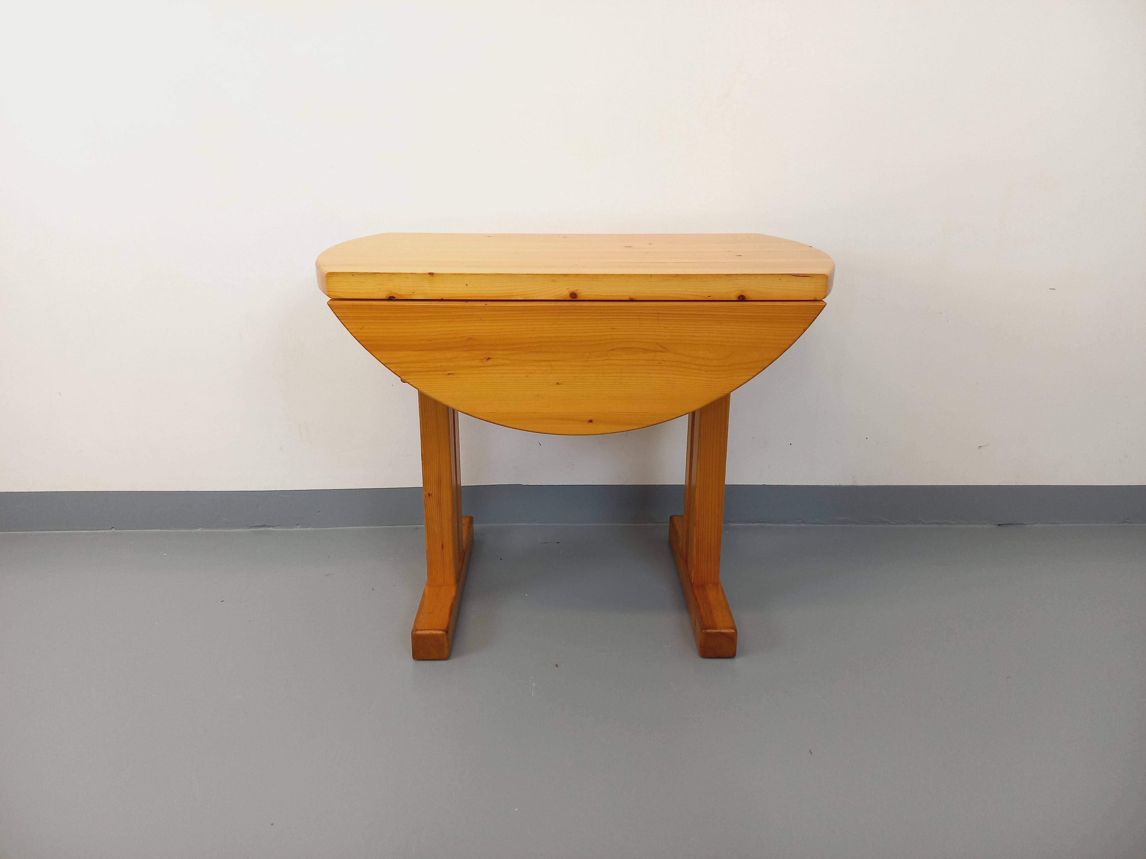 Table à manger ronde Charlotte Perriand Les Arcs vintage en pin des années 60 70 en vente 3