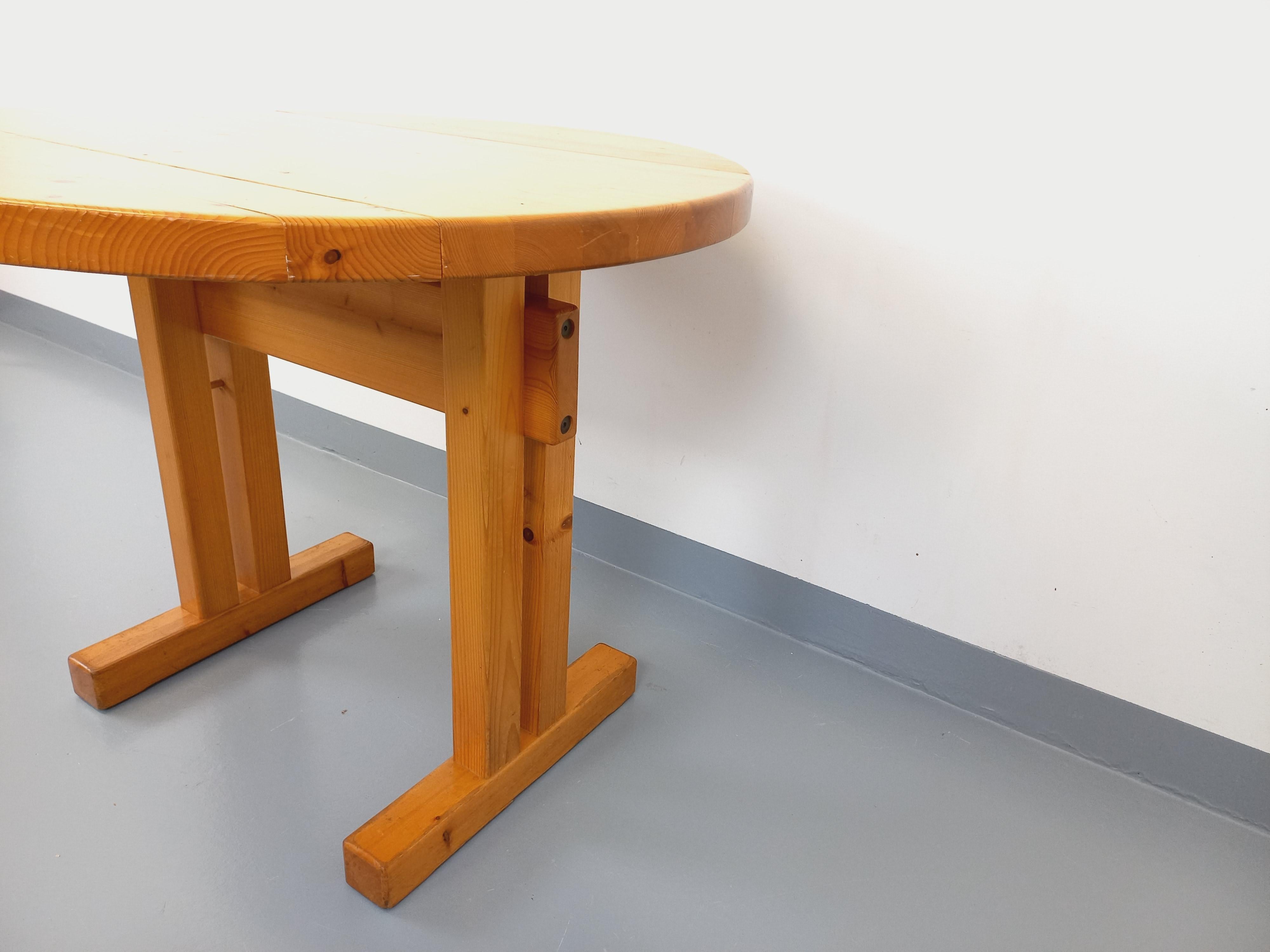 Table à manger ronde Charlotte Perriand Les Arcs vintage en pin des années 60 70 en vente 10