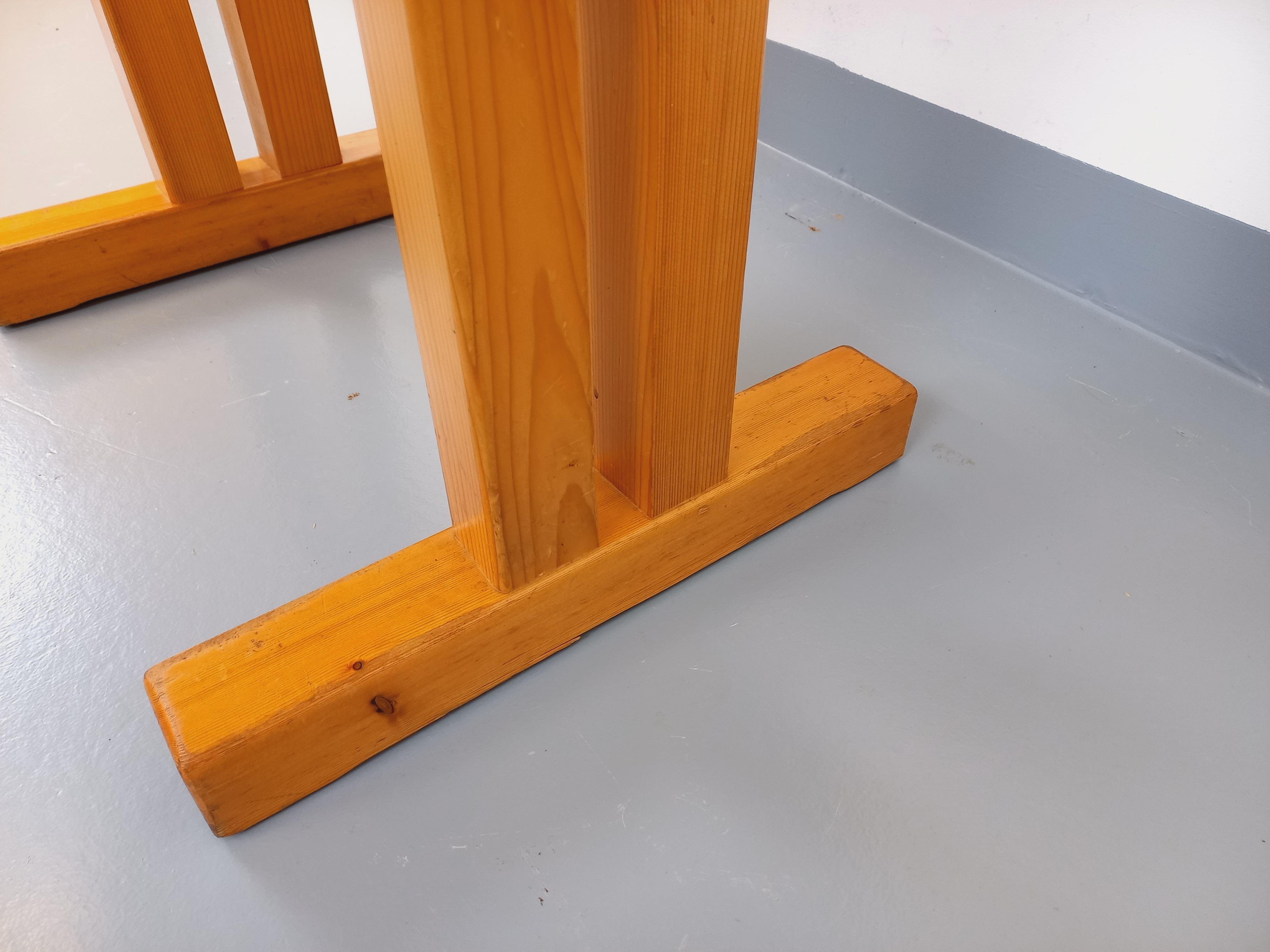 Table à manger ronde vintage des années 60 70, en pin, de Charlotte Perriand pour Les Arcs, avec 2 battants du plateau rabattables sur les côtés pour en faire une petite table rectangulaire, bon état général avec des signes et marques du temps qui