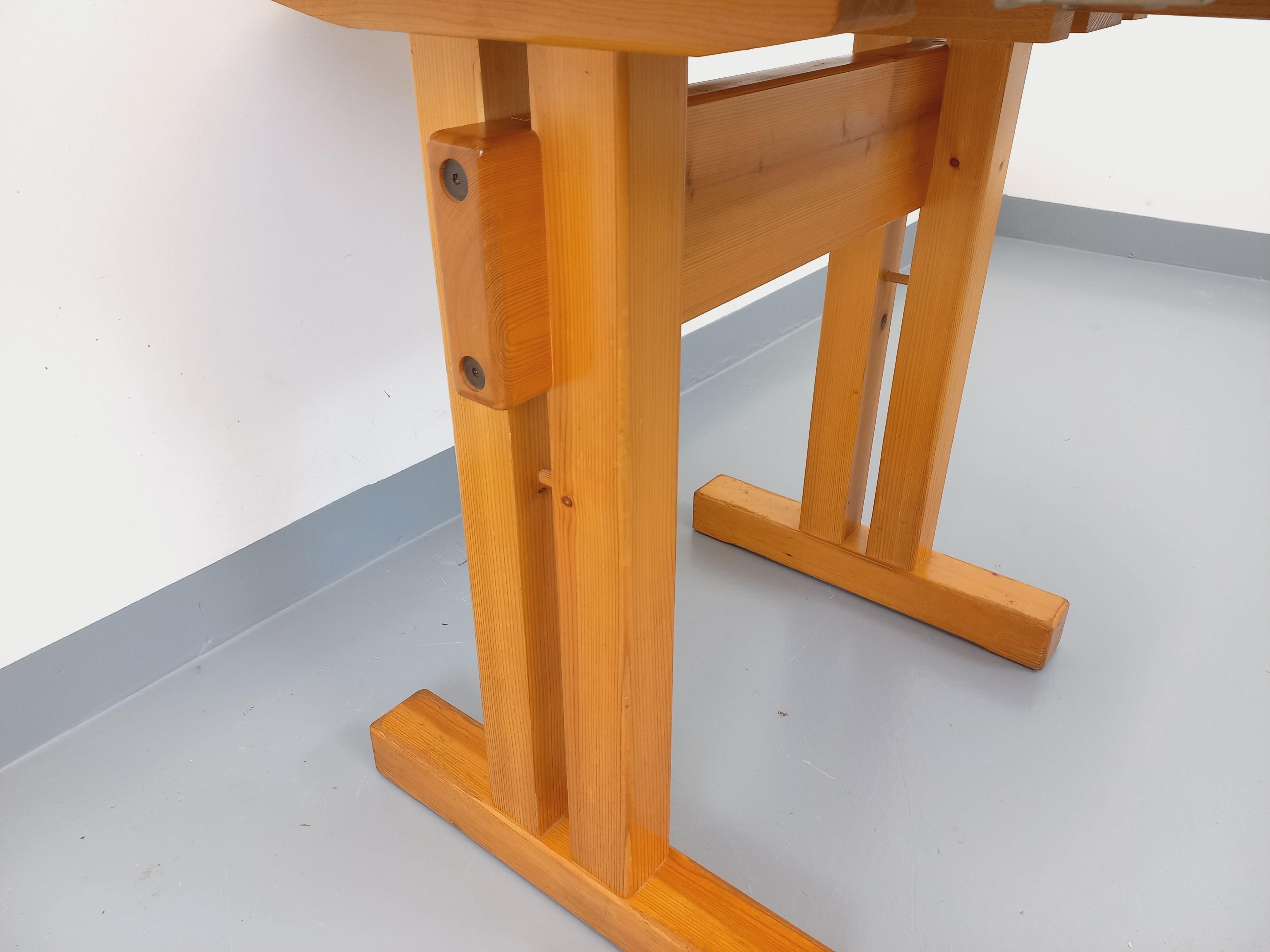 Mid-Century Modern Table à manger ronde Charlotte Perriand Les Arcs vintage en pin des années 60 70 en vente