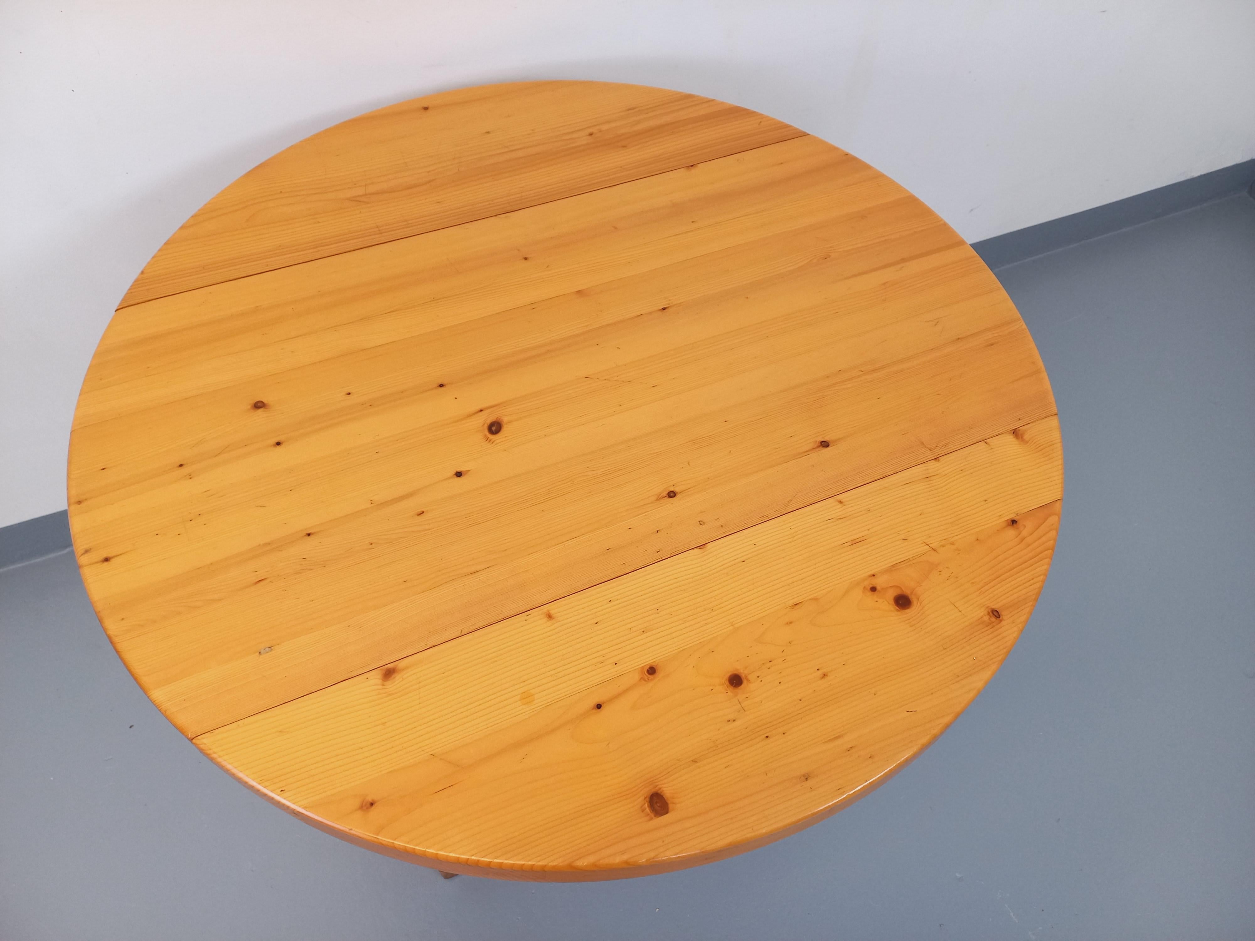 Français Table à manger ronde Charlotte Perriand Les Arcs vintage en pin des années 60 70 en vente