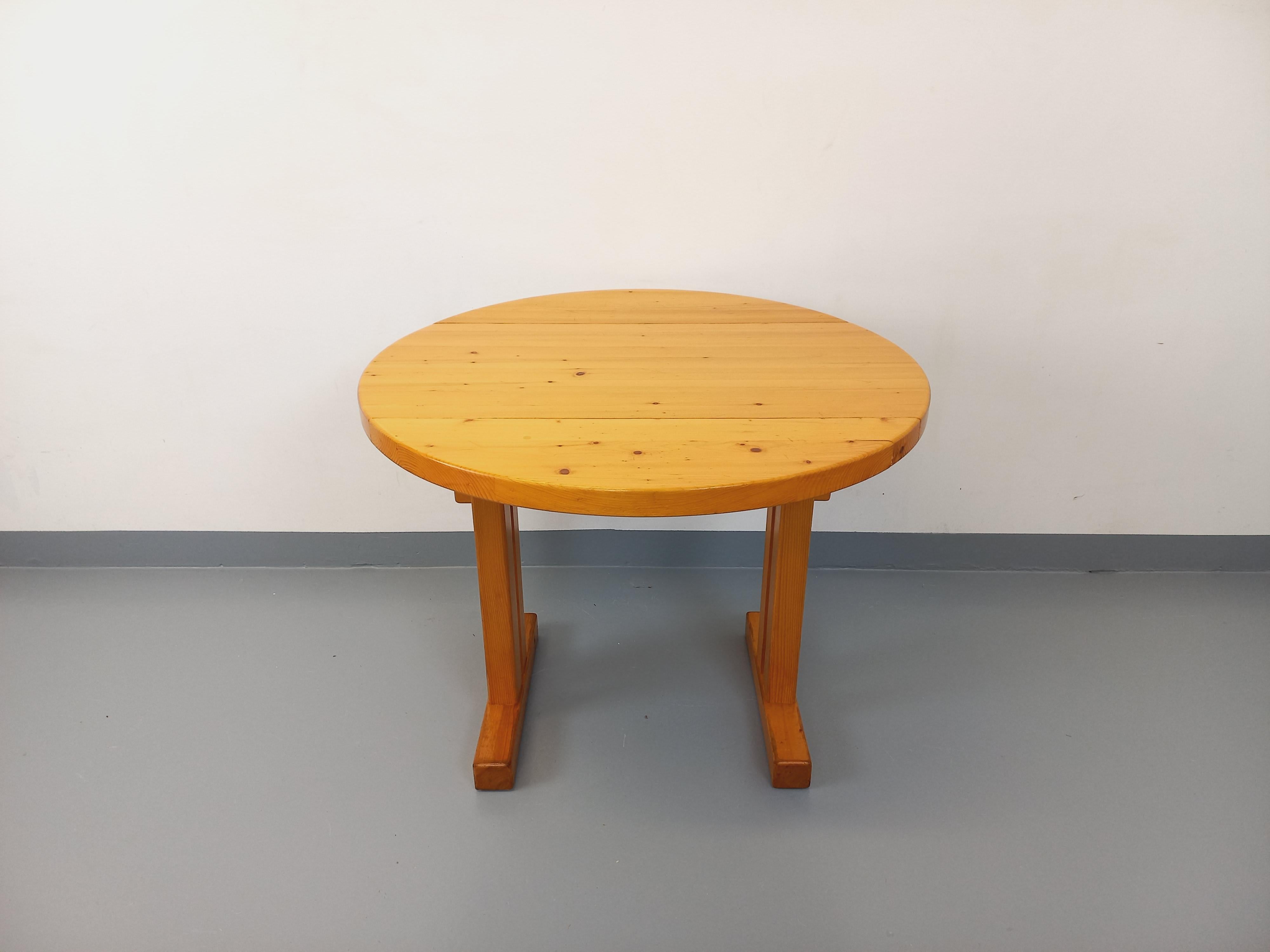 Fin du 20e siècle Table à manger ronde Charlotte Perriand Les Arcs vintage en pin des années 60 70 en vente