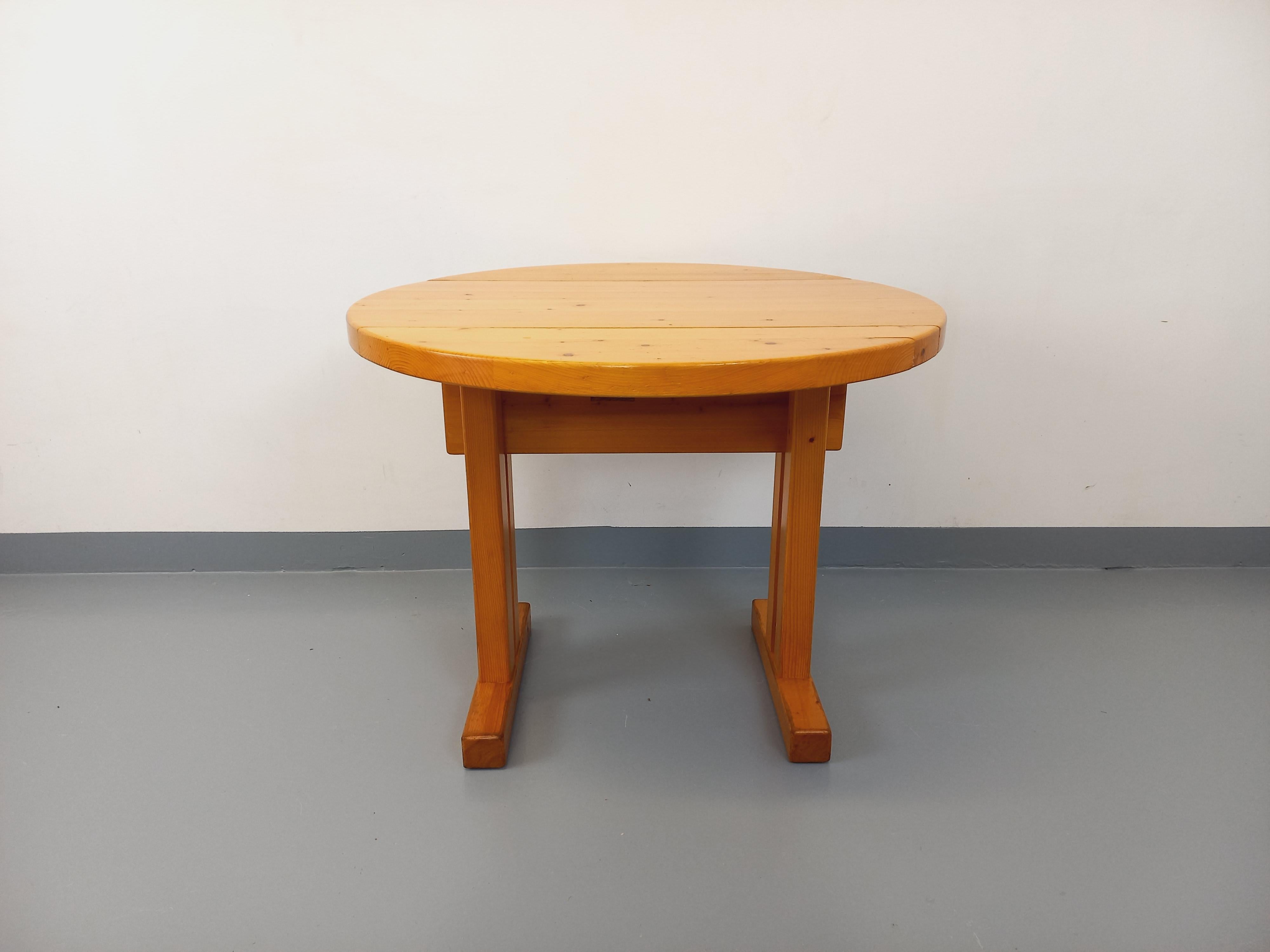 Pin Table à manger ronde Charlotte Perriand Les Arcs vintage en pin des années 60 70 en vente