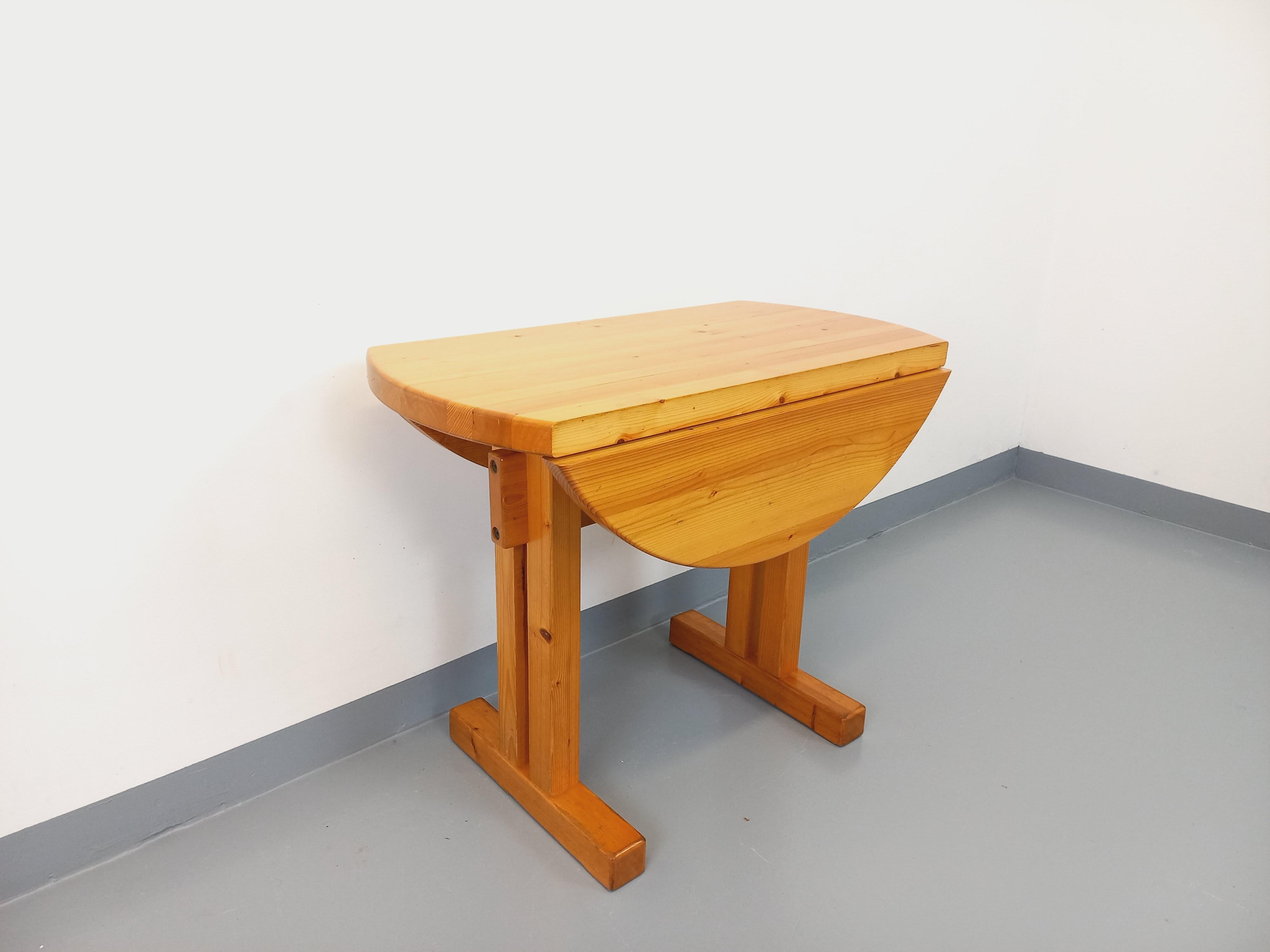 Table à manger ronde Charlotte Perriand Les Arcs vintage en pin des années 60 70 en vente 2