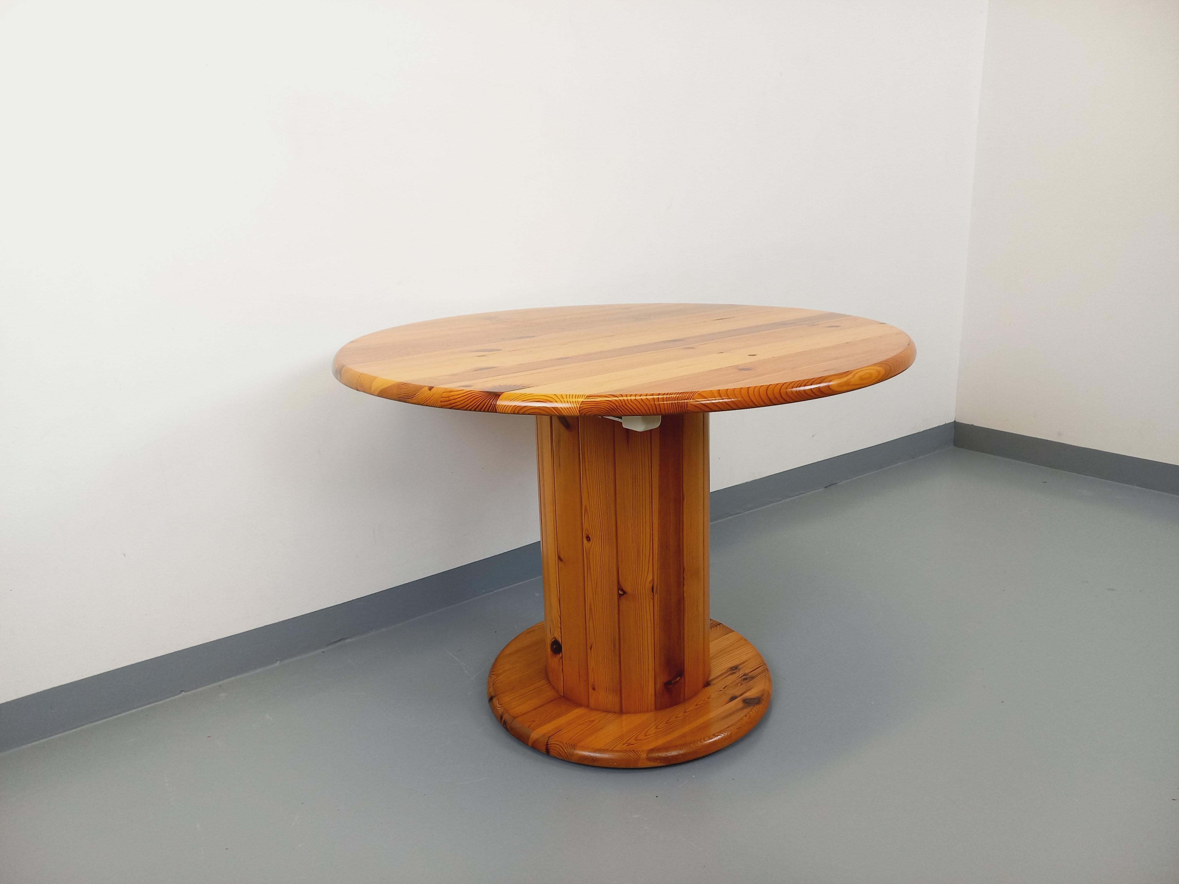 Table à manger ronde scandinave vintage en pin des années 60 70 avec rallonges en vente 6