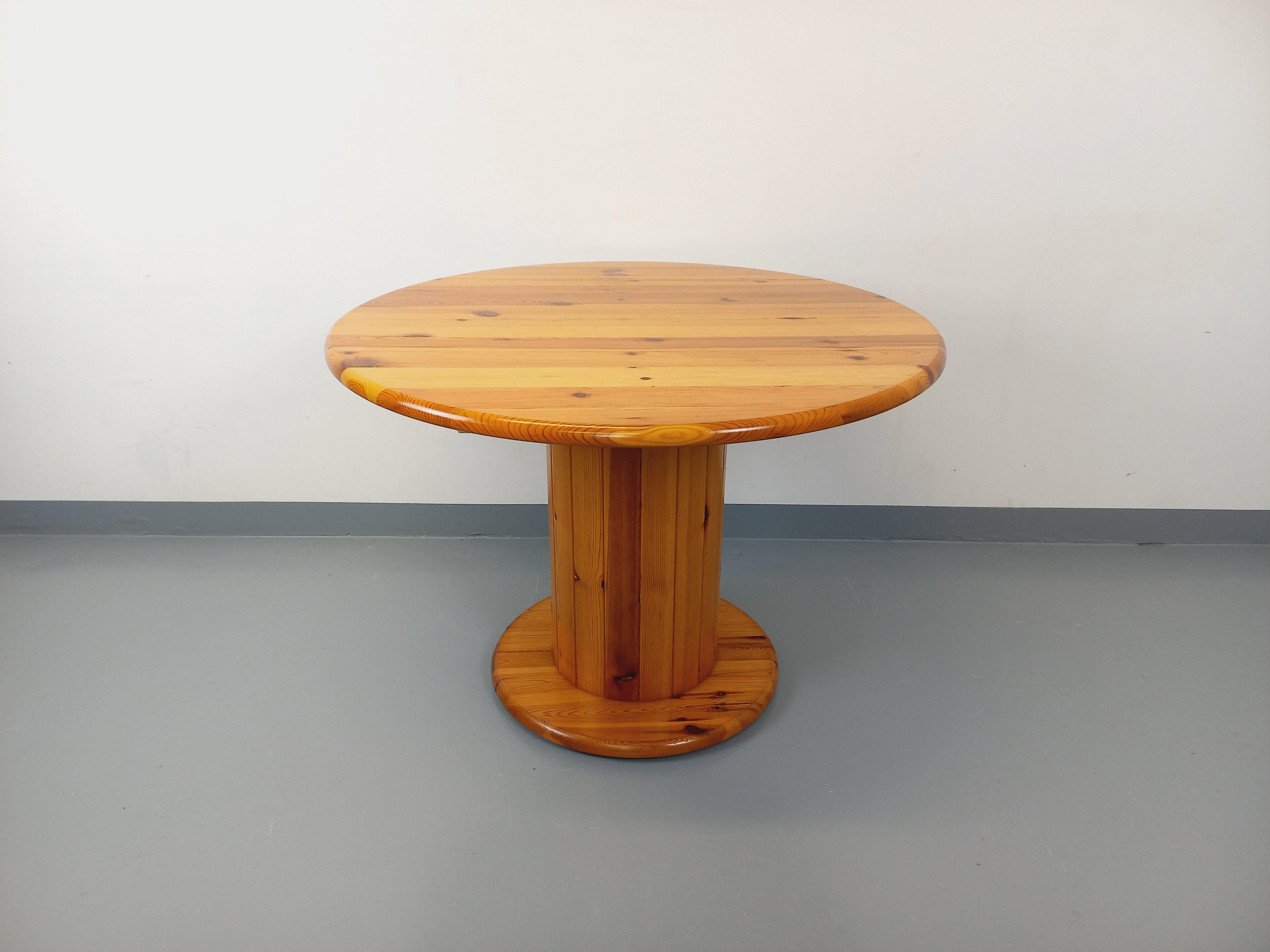 Table ronde scandinave vintage des années 60 70, en pin, design hollandais dans le goût du designer danois Rainer Daumiller, pied central original en assemblage de lattes design s'ouvrant en 2 pour laisser la place à une ou deux rallonges centrales