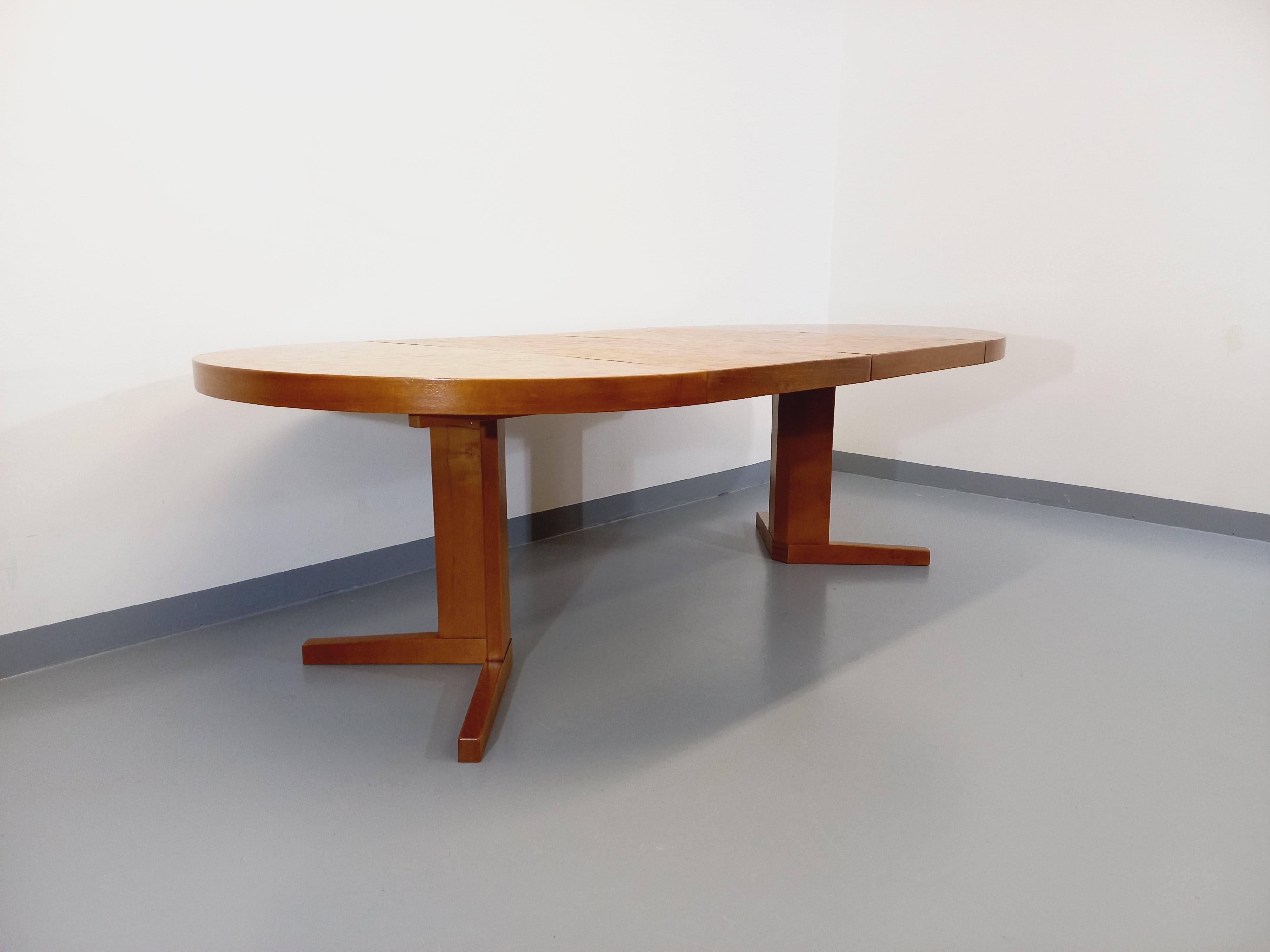 Table à manger vintage des années 60 70, par le designer suisse Dieter Waeckerlin, de forme ronde ou ovale avec ses rallonges, très beau plateau réalisé par une technique particulière de mosaïque en bois massif de teck et de noyer, appelée Diagonal