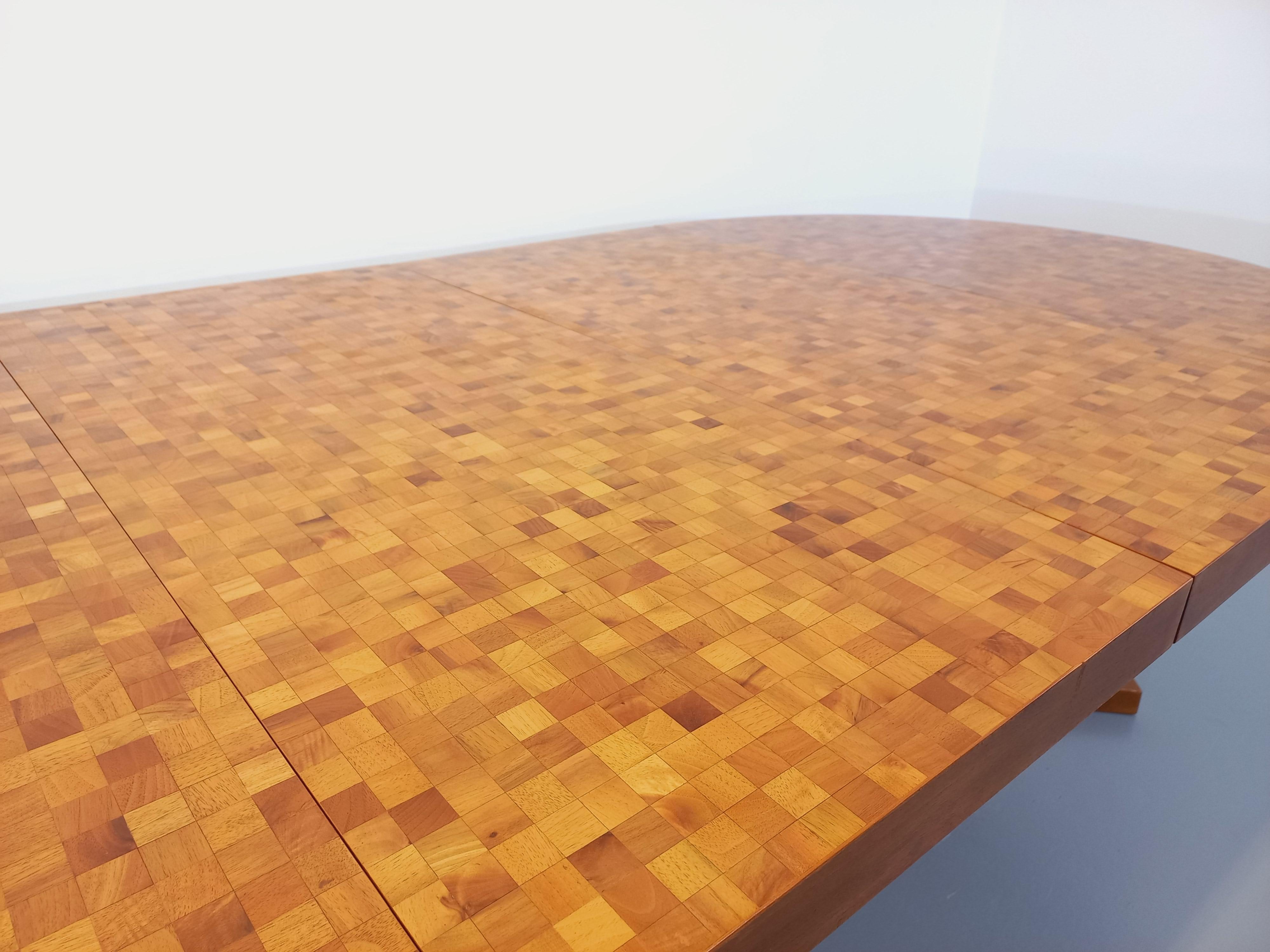 Mid-Century Modern Table à manger ronde vintage en mosaïque de bois Dieter Waeckerlin en vente