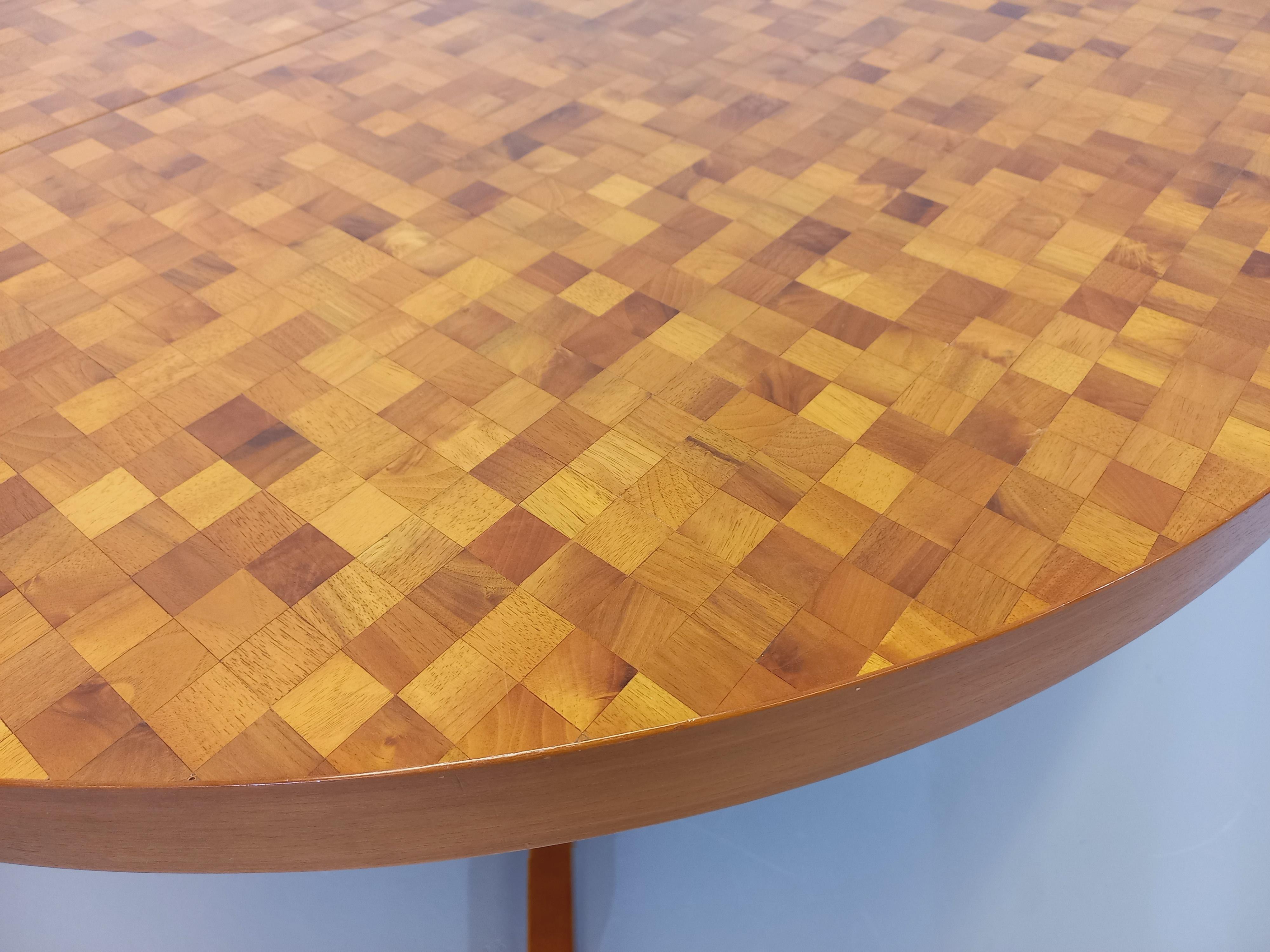 Fin du 20e siècle Table à manger ronde vintage en mosaïque de bois Dieter Waeckerlin en vente