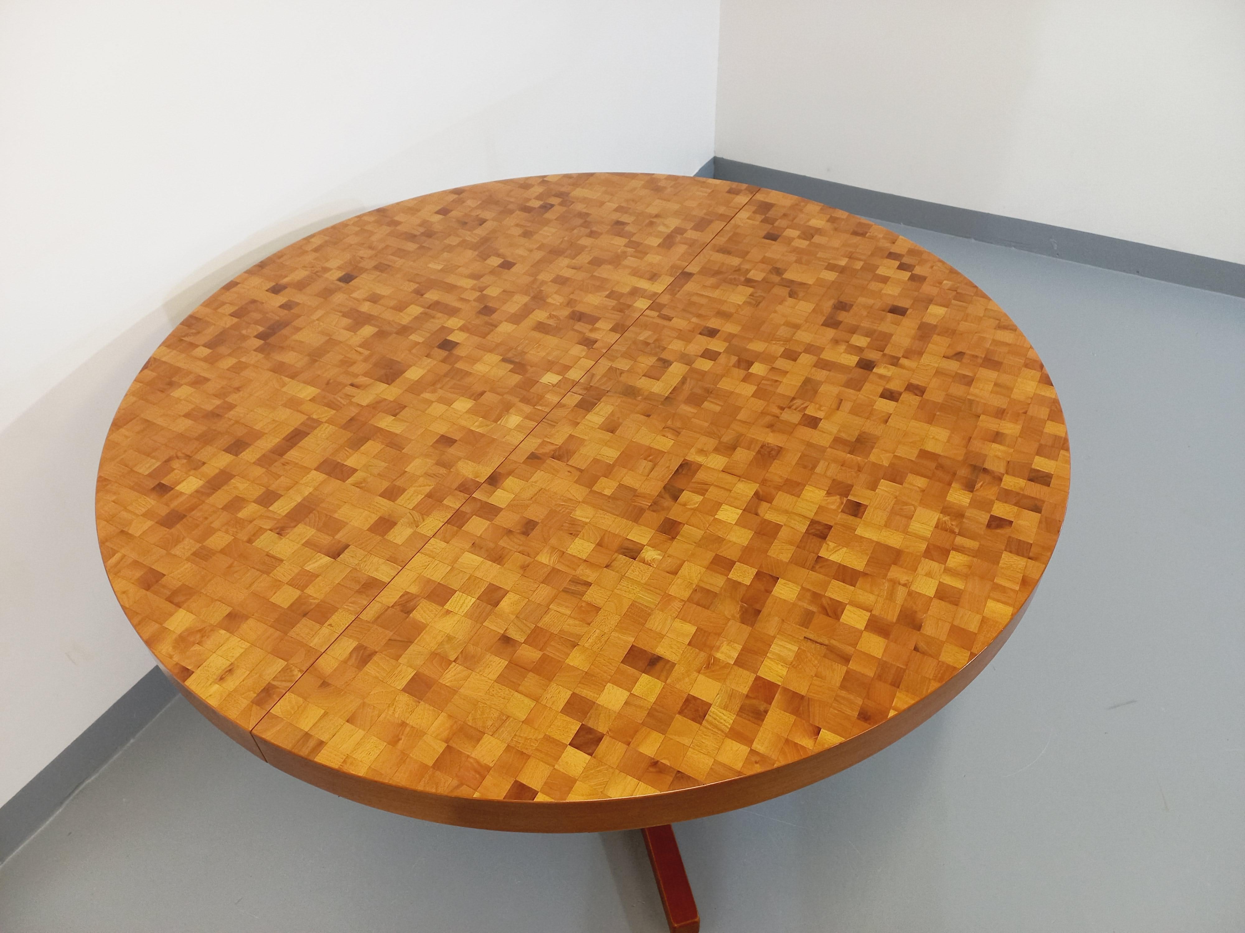 Bois Table à manger ronde vintage en mosaïque de bois Dieter Waeckerlin en vente