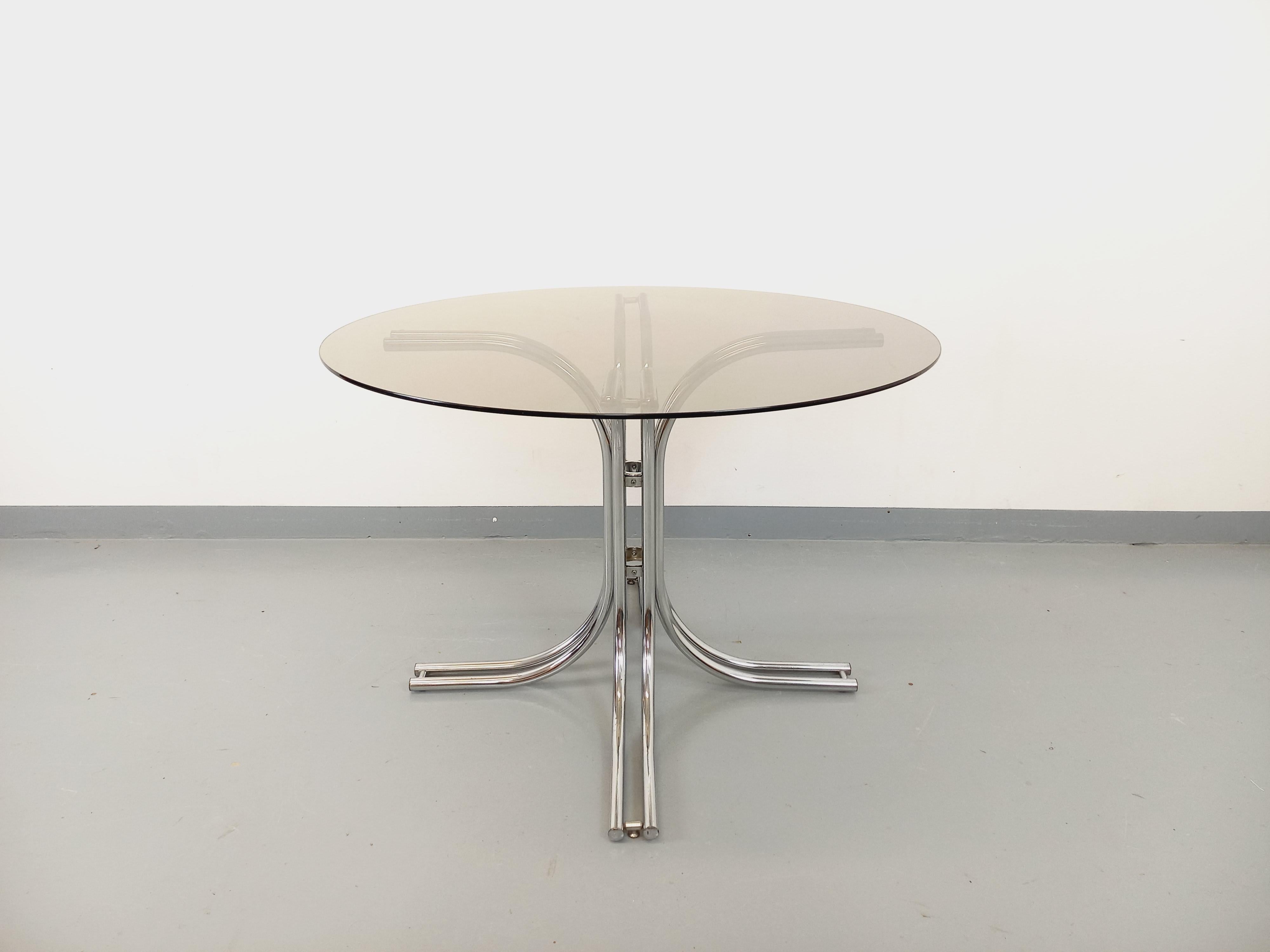 Table à manger ronde vintage en verre fumé et métal chromé style A Space 3