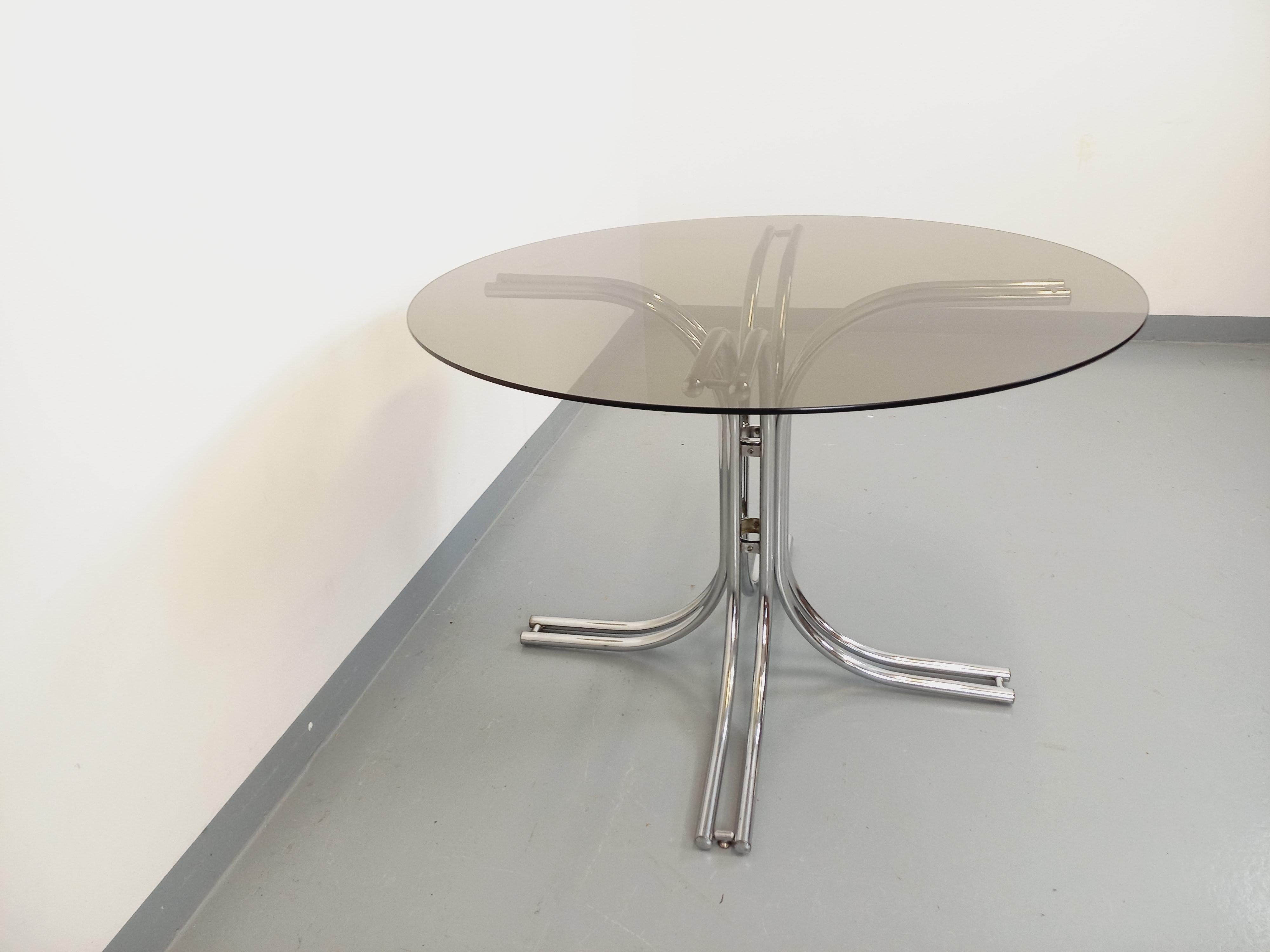 Table à manger ronde vintage en verre fumé et métal chromé style A Space 11