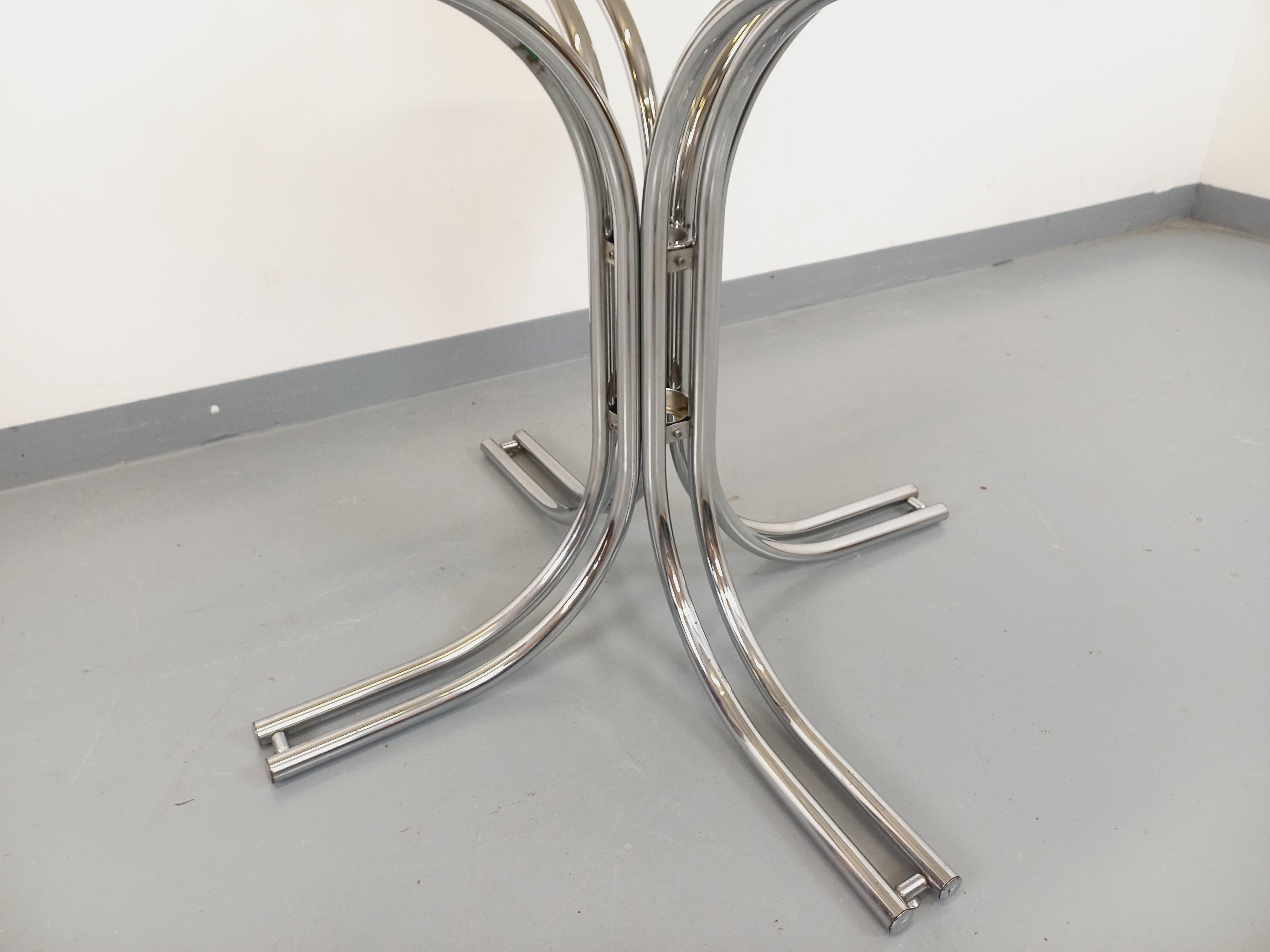 Français Table à manger ronde vintage en verre fumé et métal chromé style A Space
