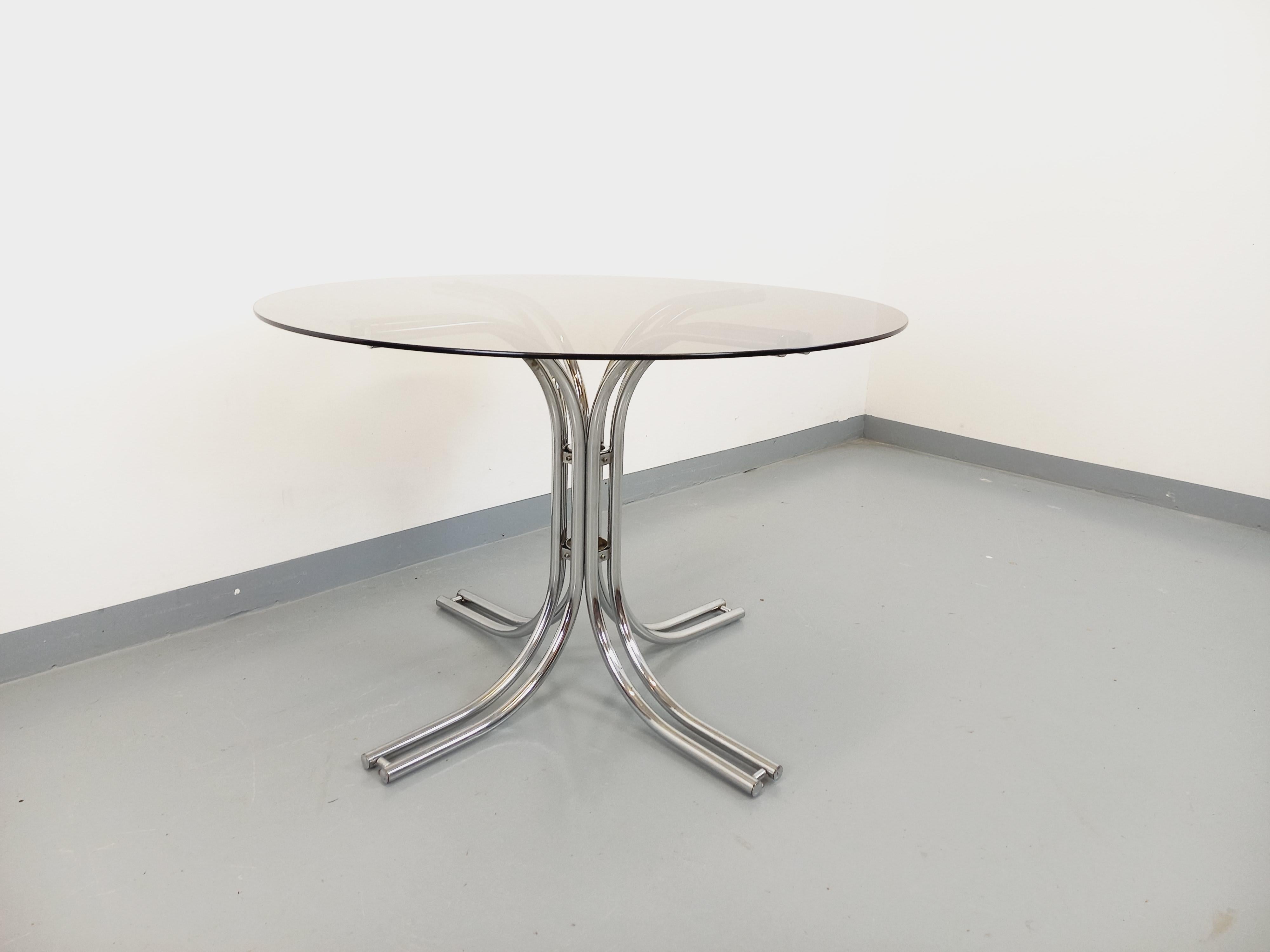 Table à manger ronde vintage en verre fumé et métal chromé style A Space 1