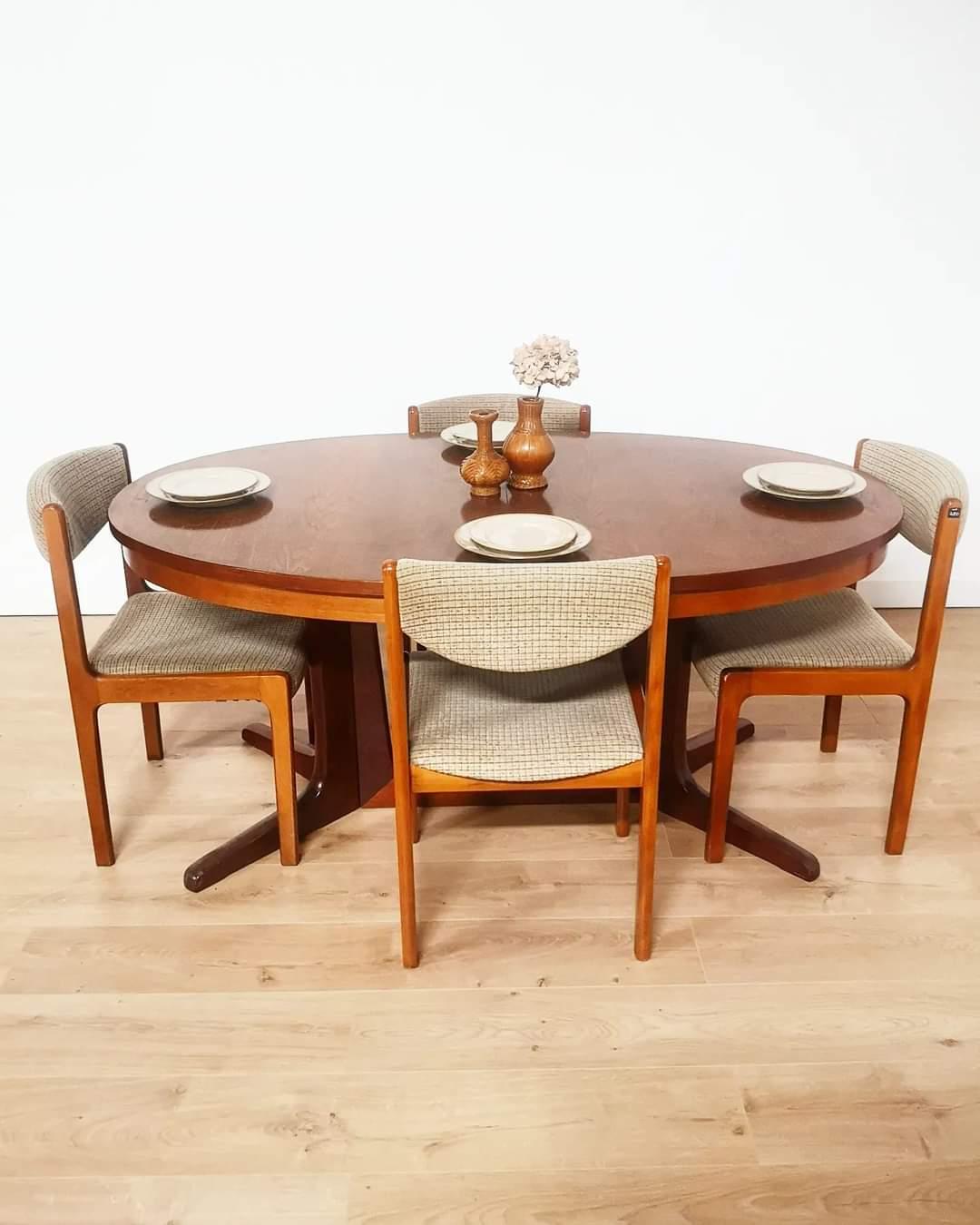 Très belle table à manger scandinave ovale en bois, des années 70, avec double piètement en fourche réuni par une entretoise. Les rallonges ne sont pas fournies mais la table peut en accueillir 2, pour passer de 6/8 à 10/12 personnes. En dehors du
