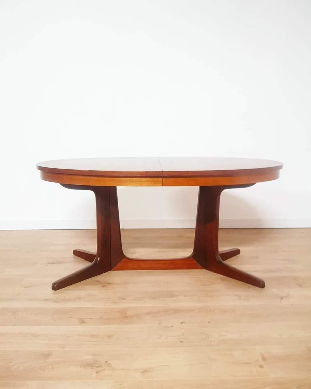 Scandinavian Modern Table à manger scandinave ovale des années 70 