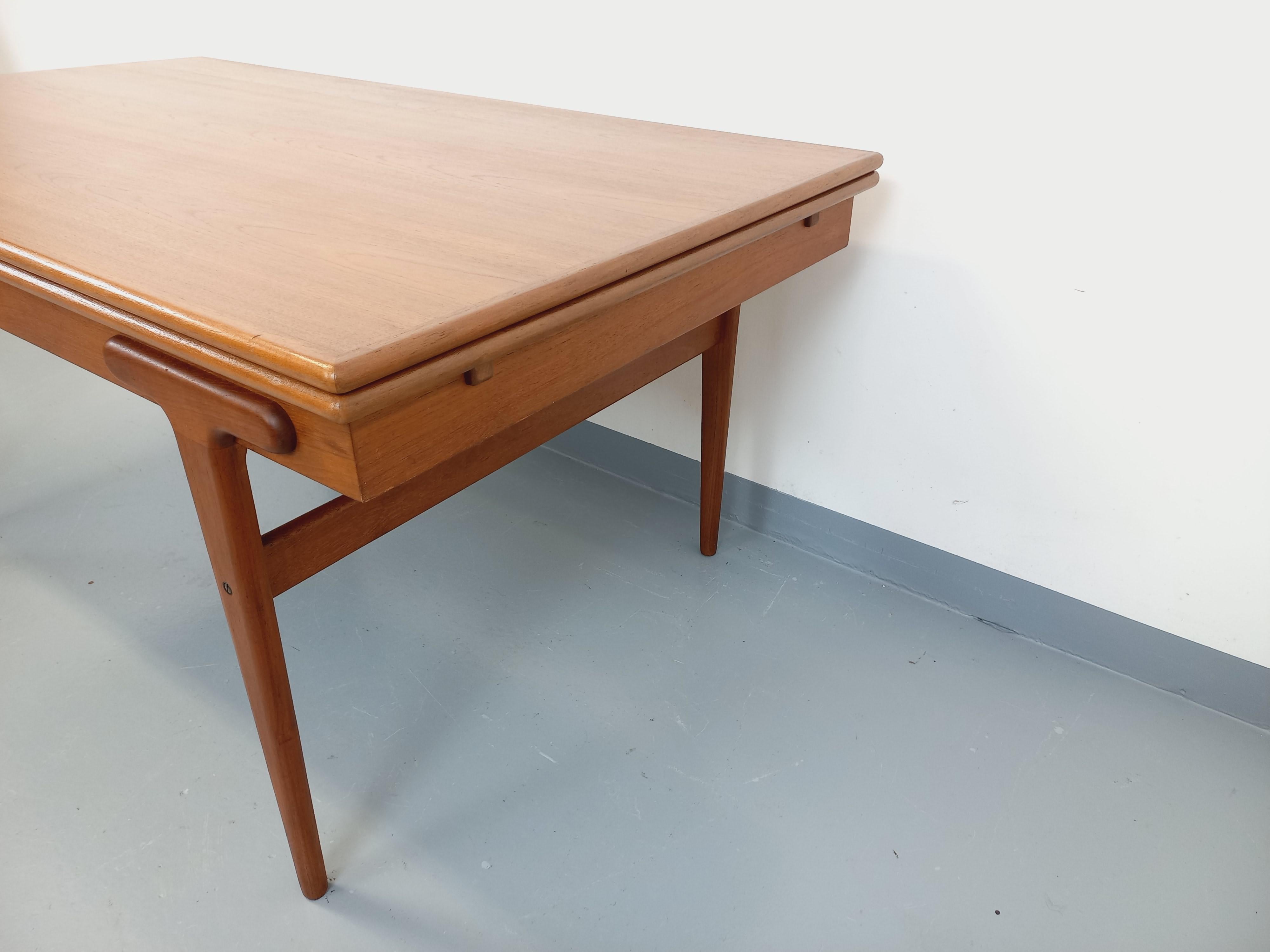 Très belle table à manger scandinave rectangulaire vintage des années 50 60, en teck, magnifique design danois attribué à Ejvind A. Johansson, superbes finitions, plateau rectangle aux bords doux et arrondis, avec deux rallonges intégrées aux