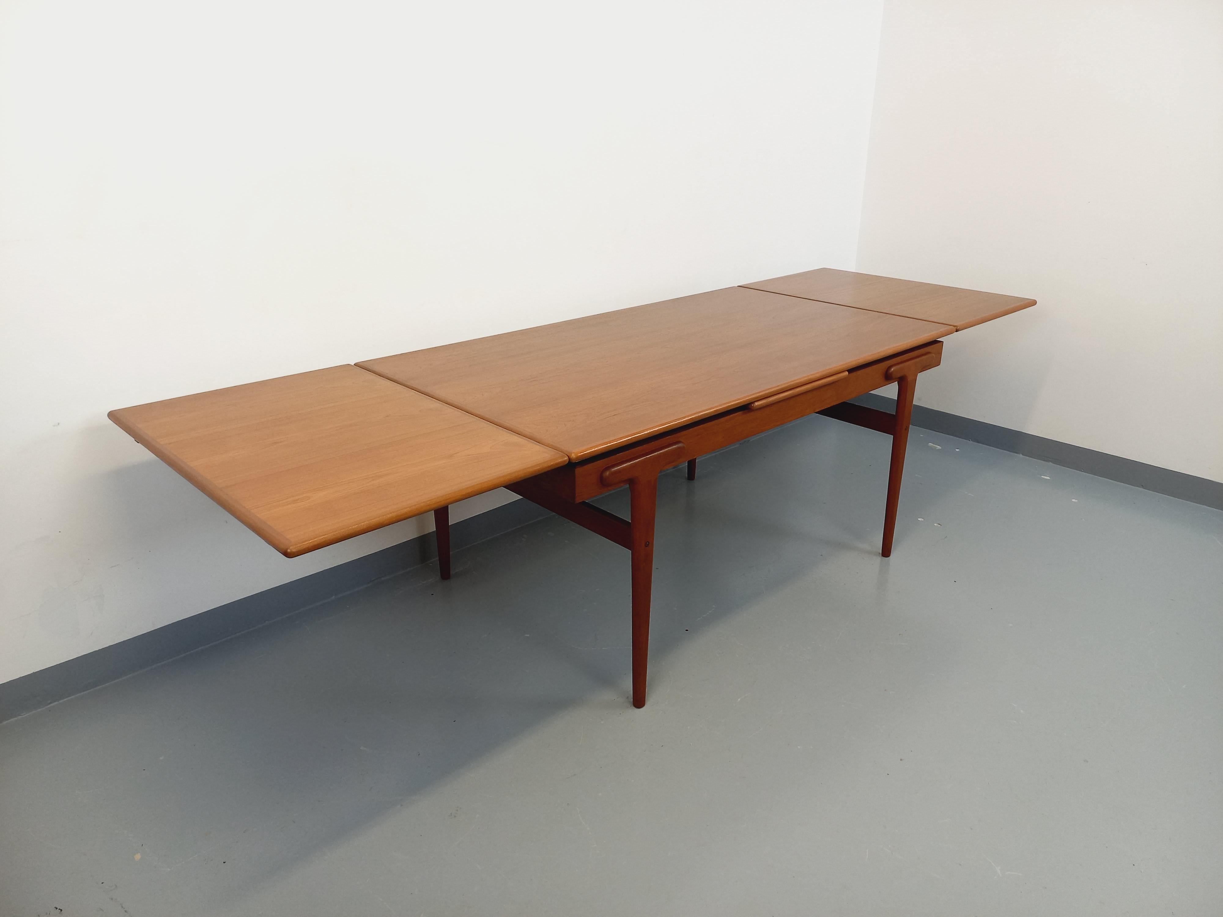 Scandinavian Table à manger scandinave rectangulaire vintage de Ejvind A. Johansson années 60 For Sale