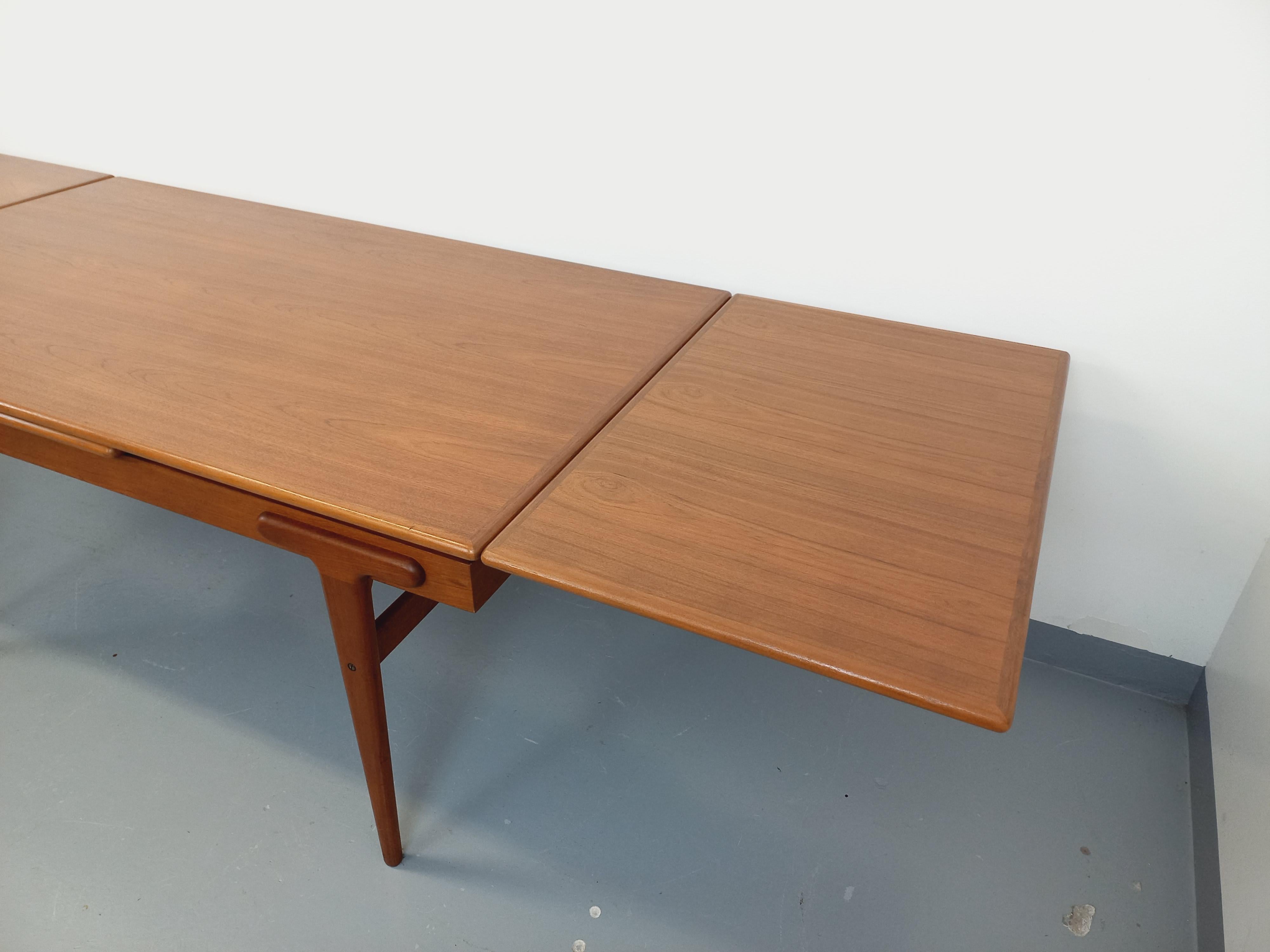 Table à manger scandinave rectangulaire vintage de Ejvind A. Johansson années 60 For Sale 2